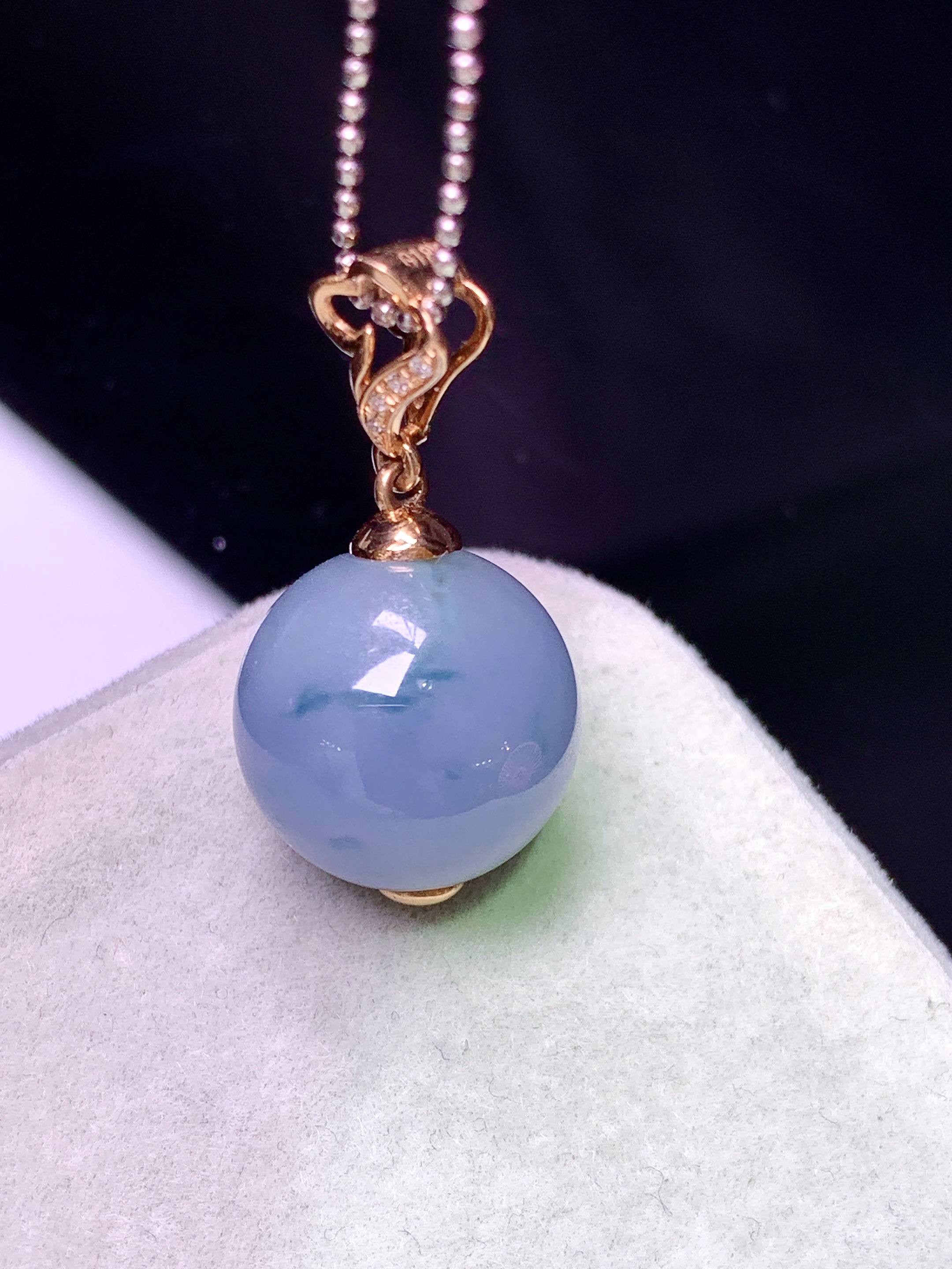 18k金钻镶嵌紫罗兰飘绿圆珠吊坠 玉质细腻 色泽艳丽清新 水润亮眼 整体尺寸25.2*13*2x