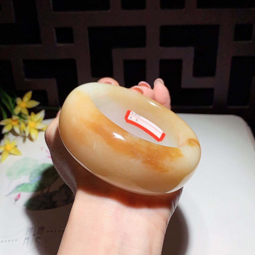 金蜜糖，大宽版，和田玉58圈且末糖宽版手镯，玉质细腻油润 底色纯净 无裂无杂 脂粉好，品质高