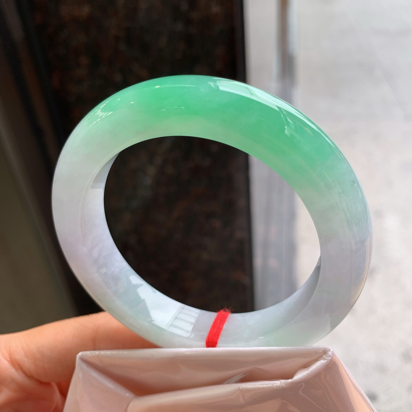 正圈飘绿，有纹，尺寸：57/11.8/11，色阳绿