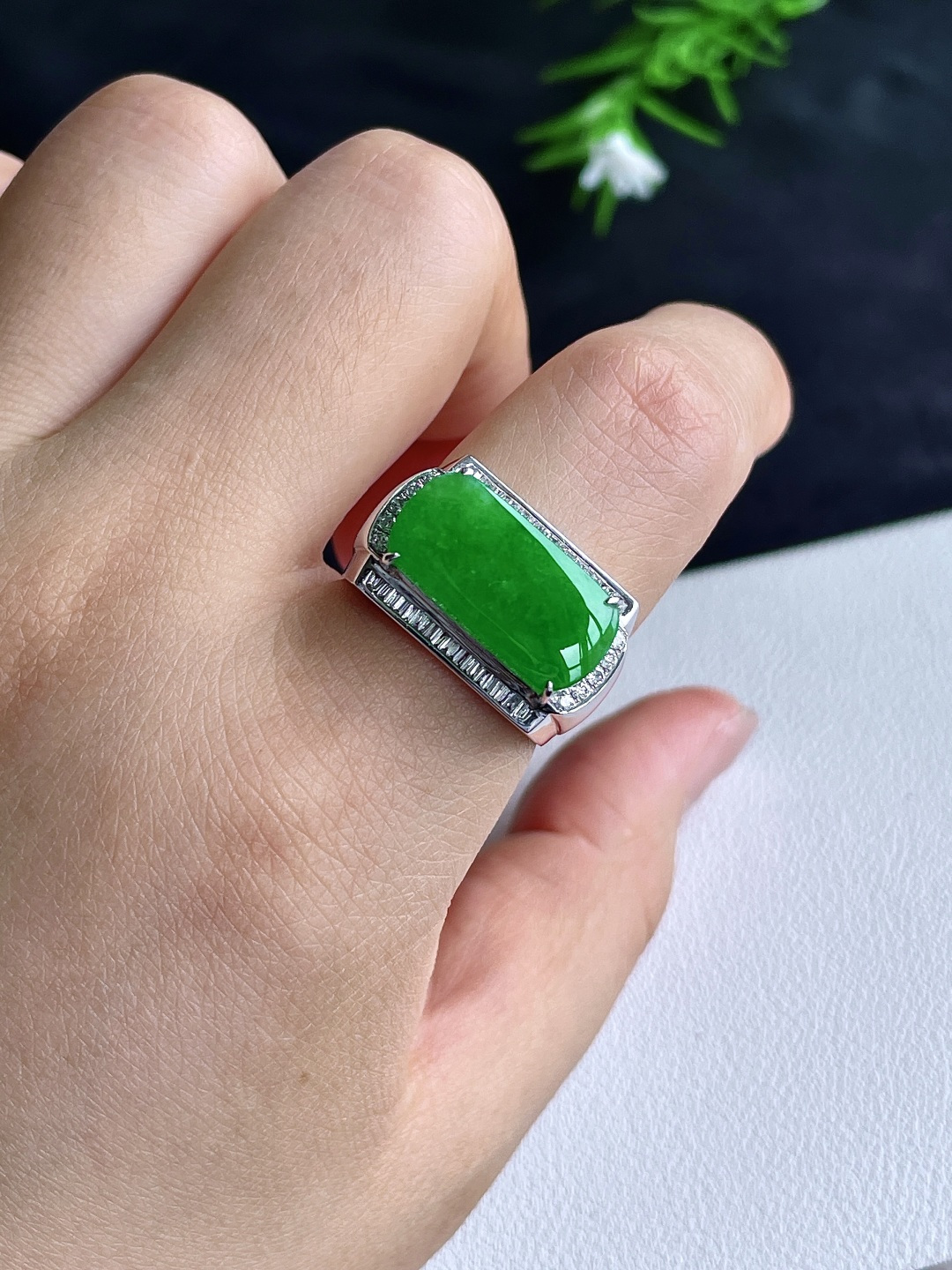 冰阳绿马鞍戒指，18k金镶嵌，无裂，性比高，18-9.1-3.5，22号，10克