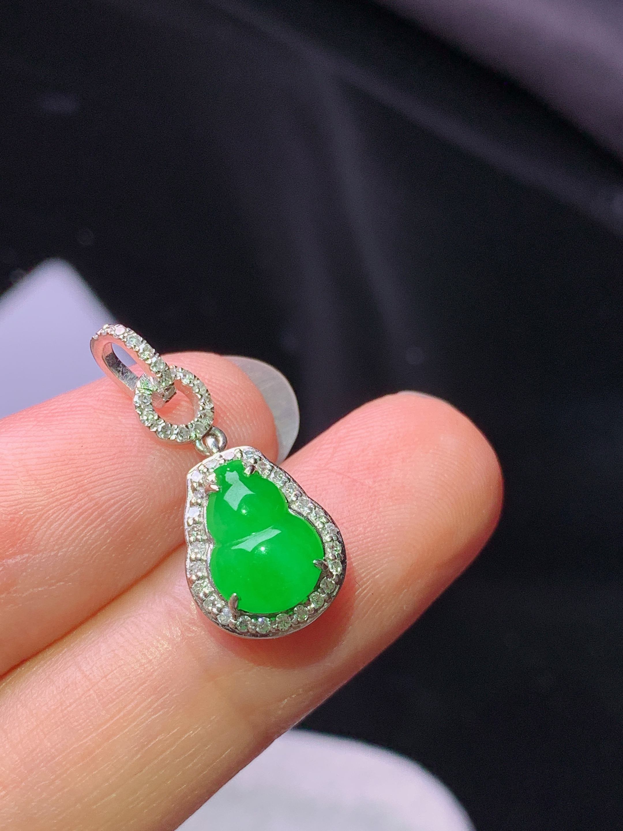 18k金钻镶嵌阳绿葫芦吊坠 玉质细腻 色泽艳丽清新 水润亮眼 整体尺寸23*9.7*6.2m2