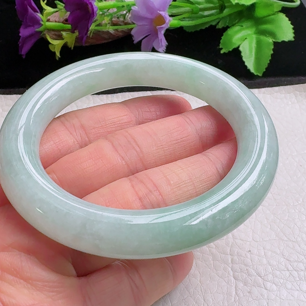 n实拍55*10.8*11.2美人镯 缅甸翡翠a货手镯浅绿圆条玉镯子