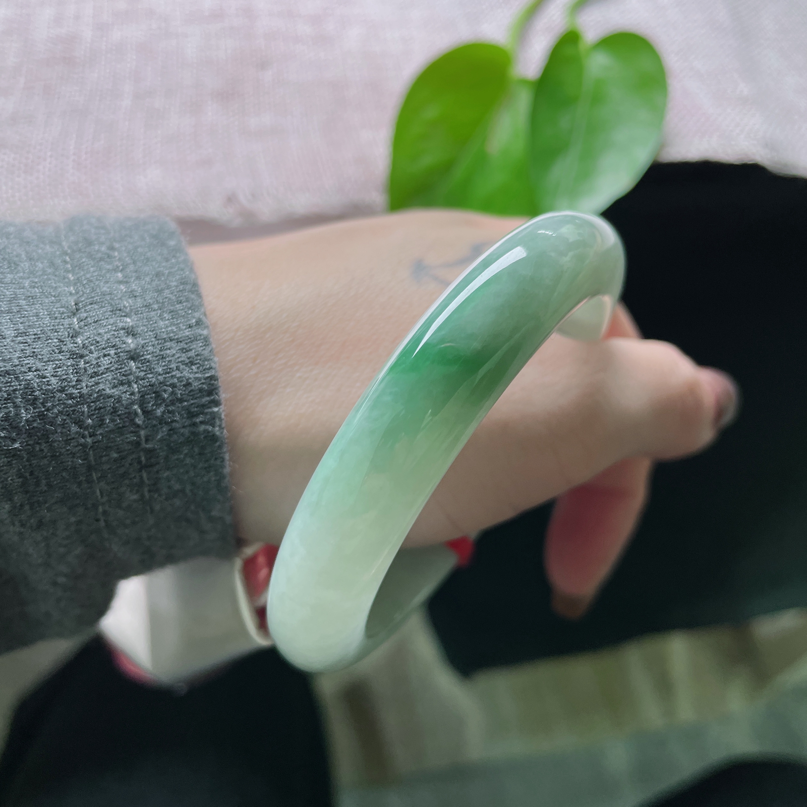 56/12.1/8.9，绿底正圈，一抹飘色增添几分韵味，种老，底子细腻，色纹，ss48469a..