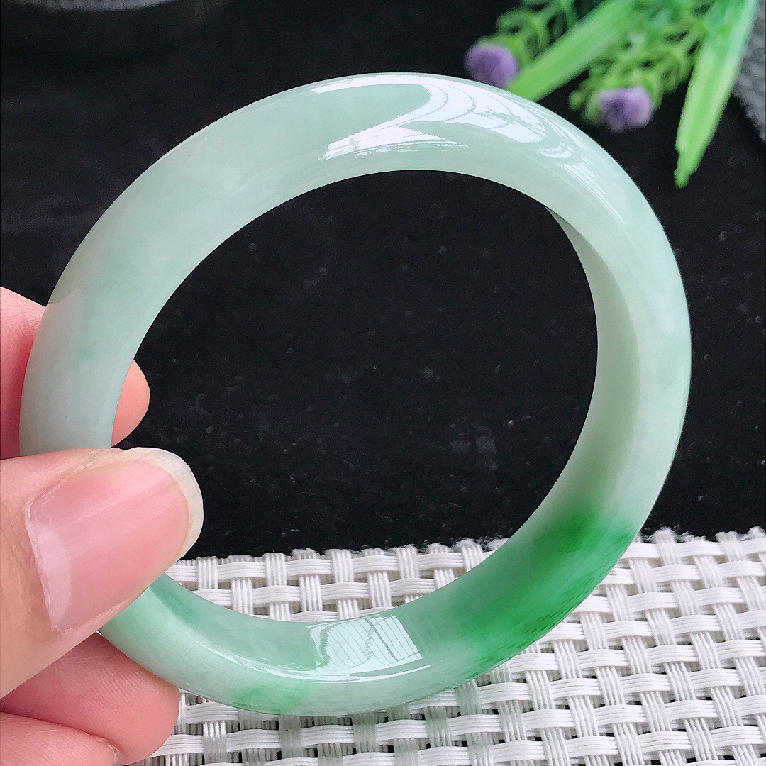 实拍A货翡翠56/12.1/8.1老坑精美辣绿飘阳绿手镯翡翠玉镯平安镯