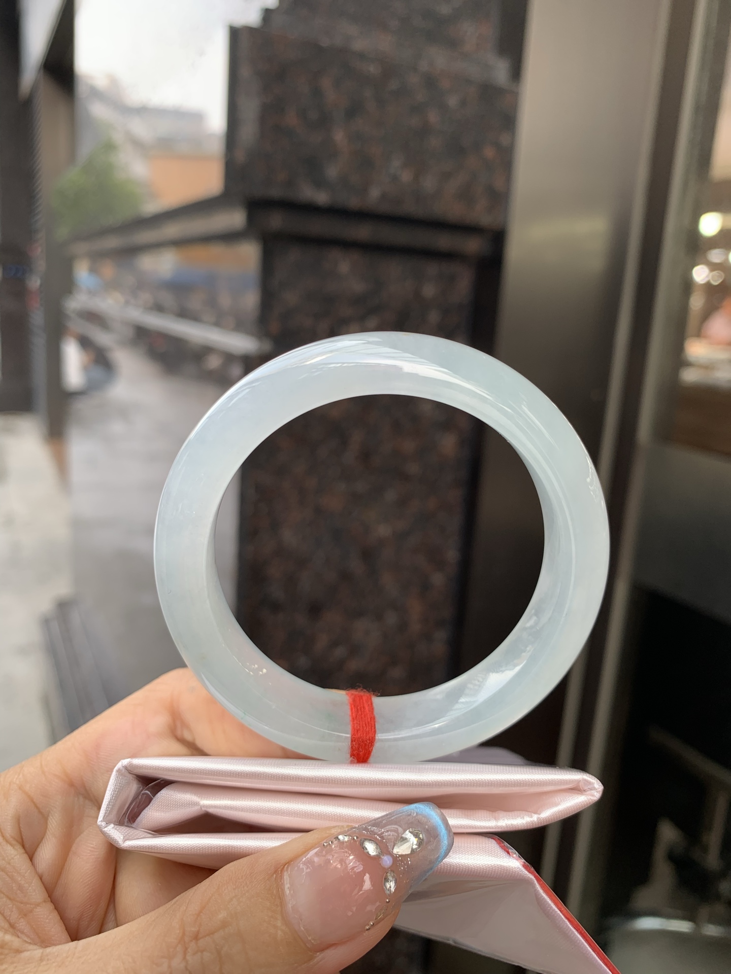 冰飘绿洒金正圈，54.3-8.4-12.1，0428-N560，打灯纹，不扣，玉质冰润细腻，清爽的底