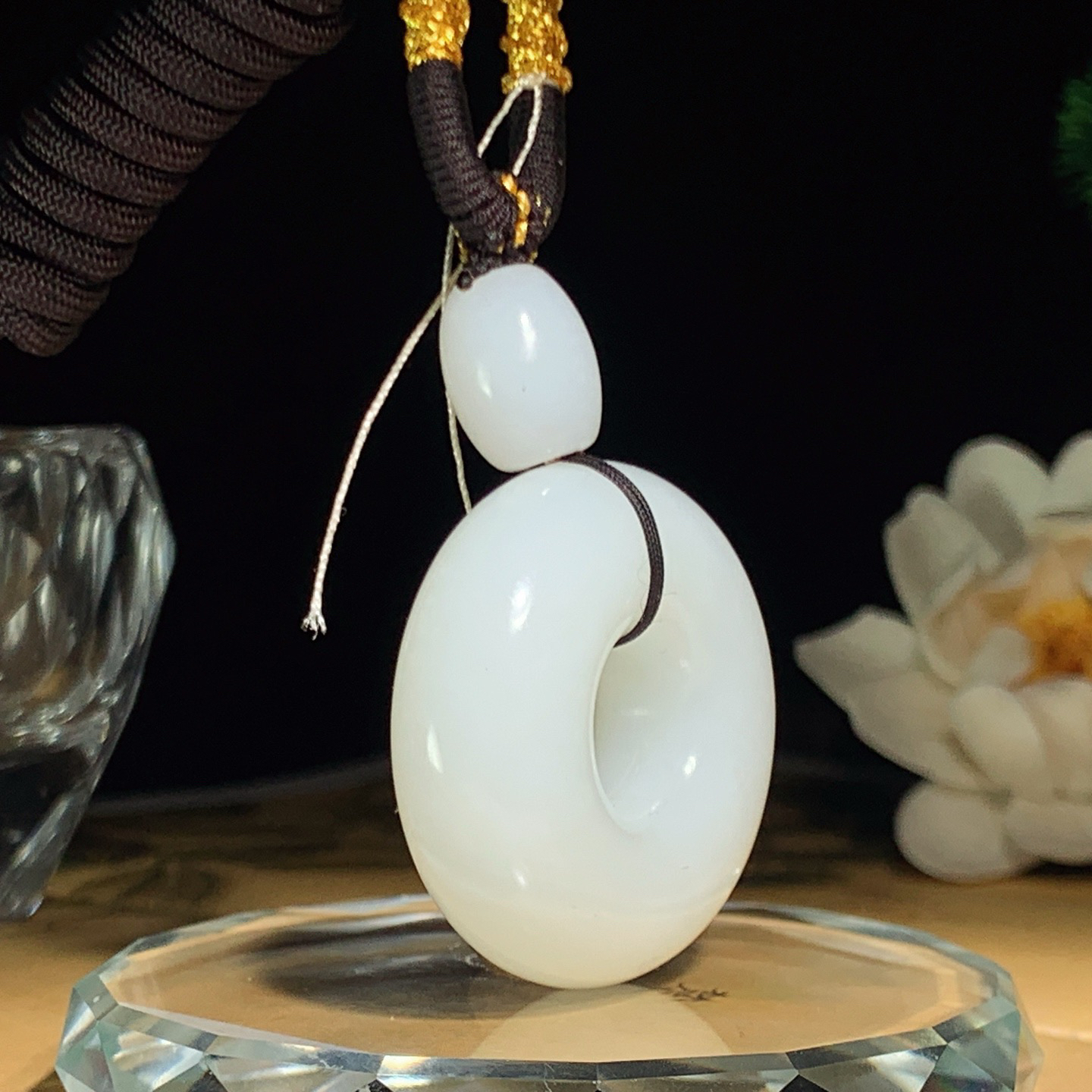 新疆和田玉羊脂白平安环怀古挂件。尺寸35/12重32.8克 玉质细腻油润。手推出油。佩戴高端典雅。l