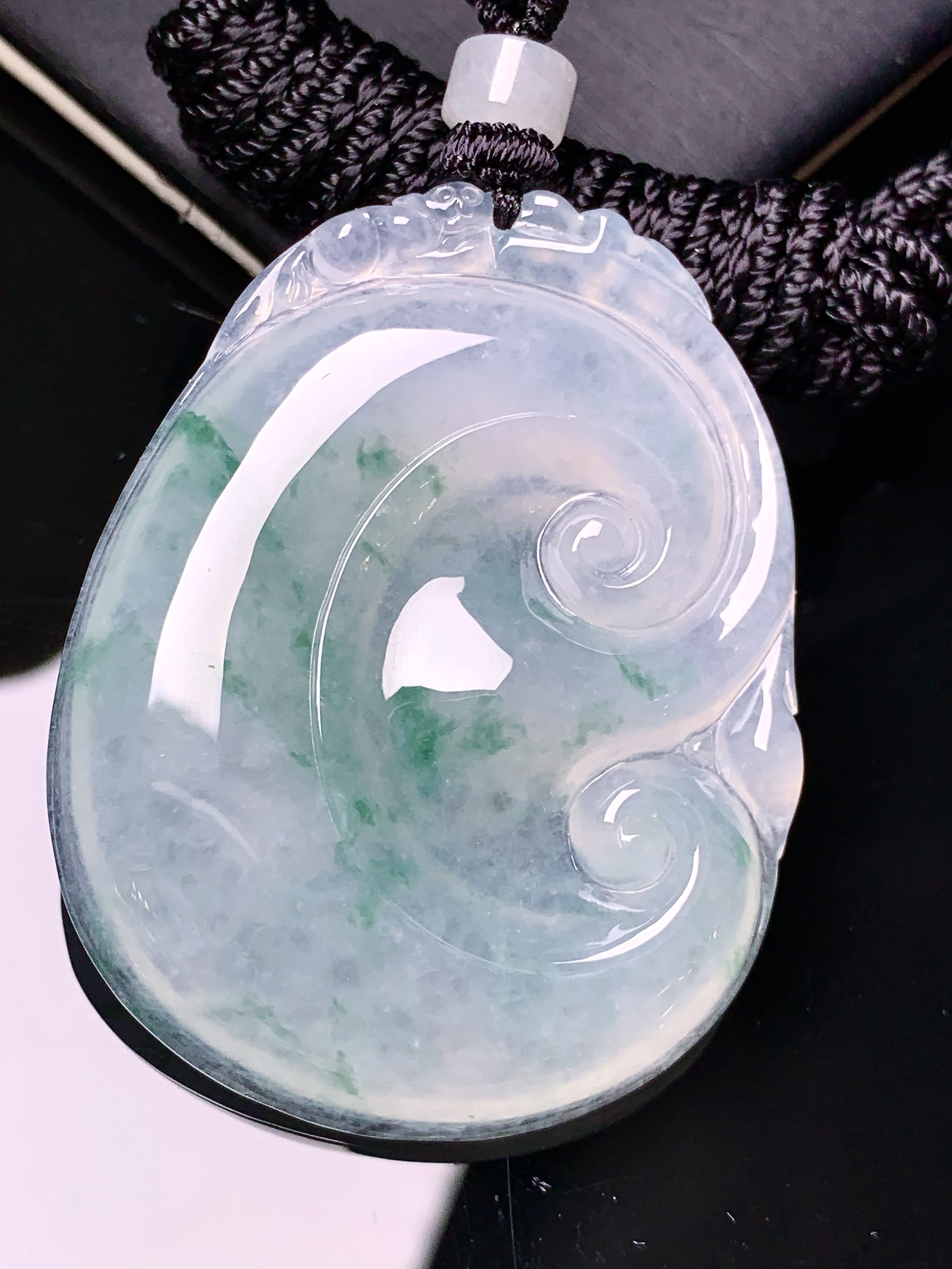 冰种飘绿如意吊坠 玉质细腻 色泽艳丽清新 水润亮眼 整体尺寸48*37.2*5.8x1