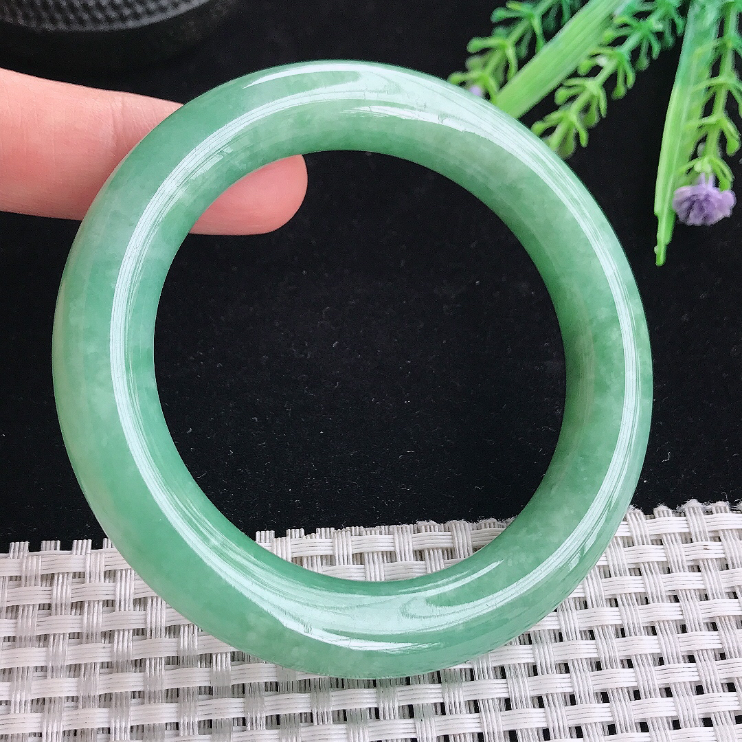 实拍A货翡翠56.5/12/11.6老坑精美冰润满绿圆条手镯翡翠玉镯平安镯