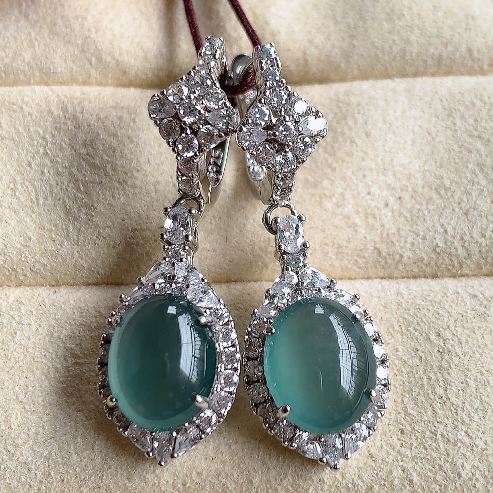 冰晴水翡翠925银镶嵌蛋面耳坠，自然光实拍，翠色灵动，颜色漂亮，种老水足，品相佳，佩戴佳品！W815.27 取一整体尺寸：33-11.2-7.2mm  裸石尺寸：10-8mm
