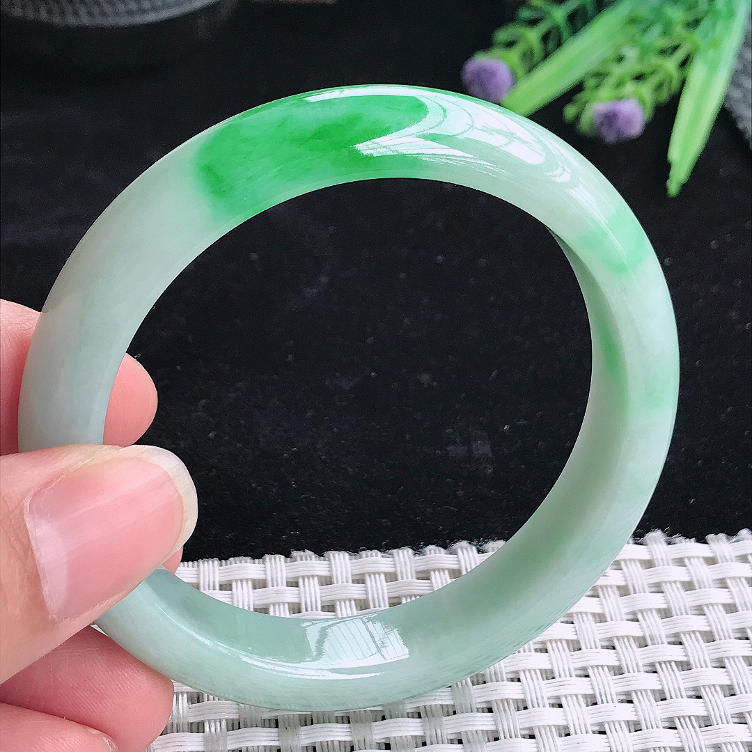 实拍A货翡翠56/12.1/8.1老坑精美辣绿飘阳绿手镯翡翠玉镯平安镯