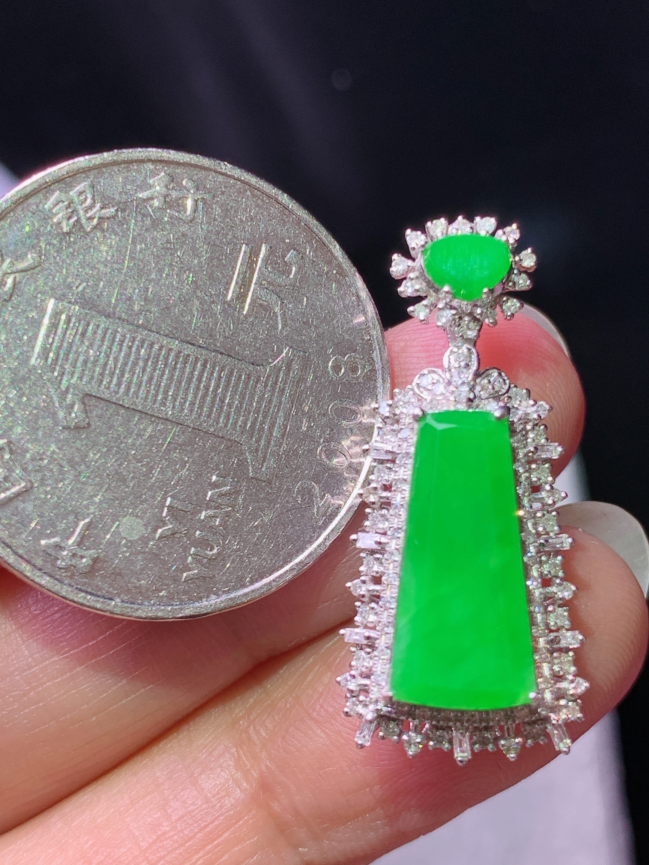 18k金钻镶嵌阳绿无事牌吊坠 玉质细腻 色泽艳丽清新 水润亮眼 整体尺寸28.5*12.6*7.6x2