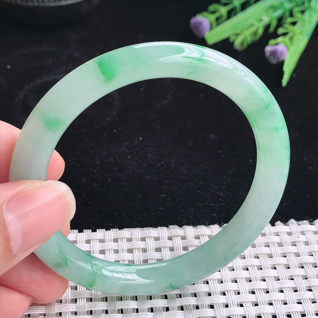 实拍A货翡翠55.5/8.5老坑冰润冰阳绿圆条手镯翡翠玉镯平安镯