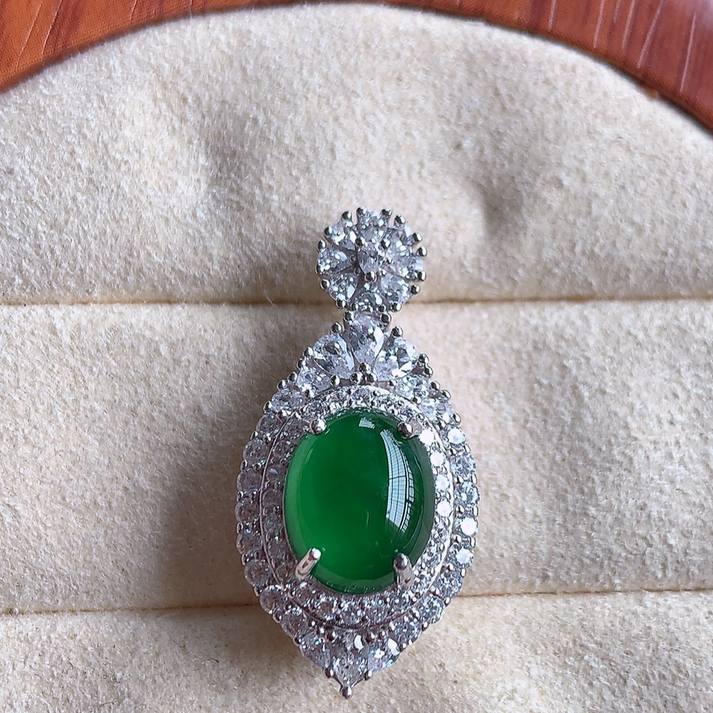 冰润飘绿蛋面翡翠吊坠，925银饰镶嵌  质地细腻，清秀高雅，饱满圆润  款式大方经典，颜色鲜艳，沁人心脾，高质量精品   W815.27  整体尺寸：27.5-13.5-11.8mm   裸石尺寸：10-8mm