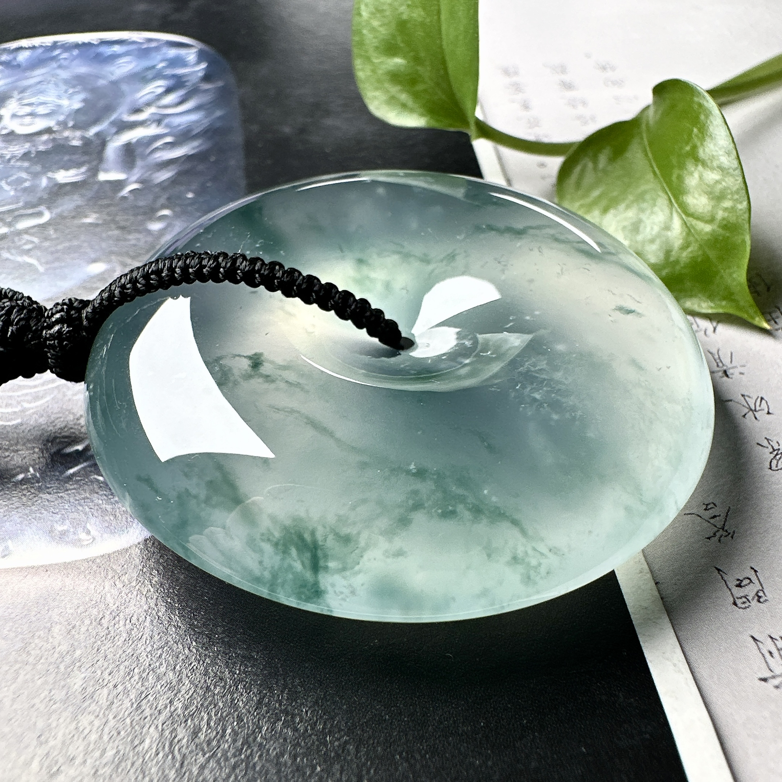 【冰种飘花巨无霸大平安扣】质地非常细腻，冰润十足，种老冰透，花色灵动，收藏品质。