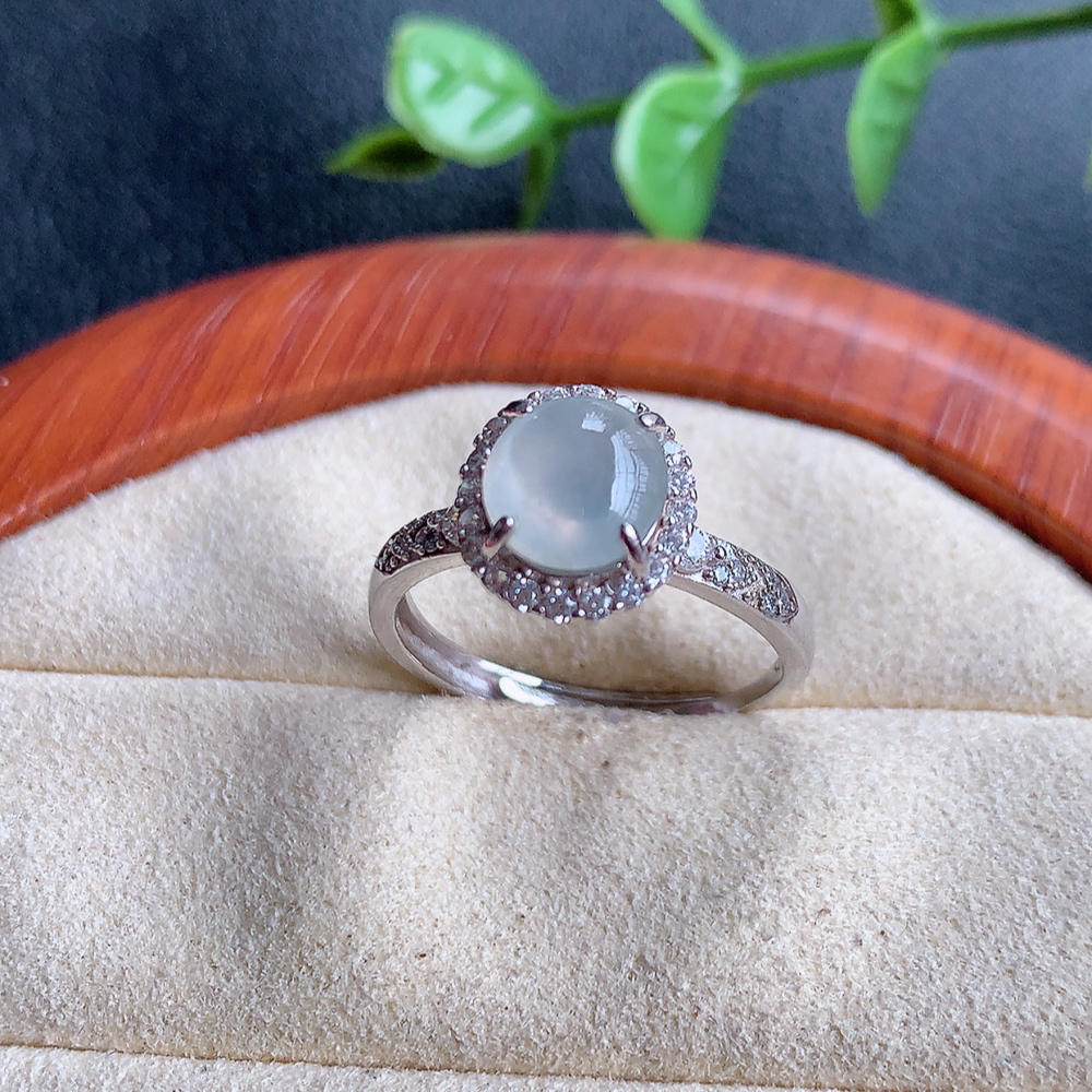 冰翡翠925银镶嵌蛋面指环，自然光实拍，翠色灵动，颜色漂亮，种老水足，品相佳，佩戴佳品！W815.27 内圈尺寸：17.5-10.5-7.3mm  裸石尺寸：7.5-6.8mm