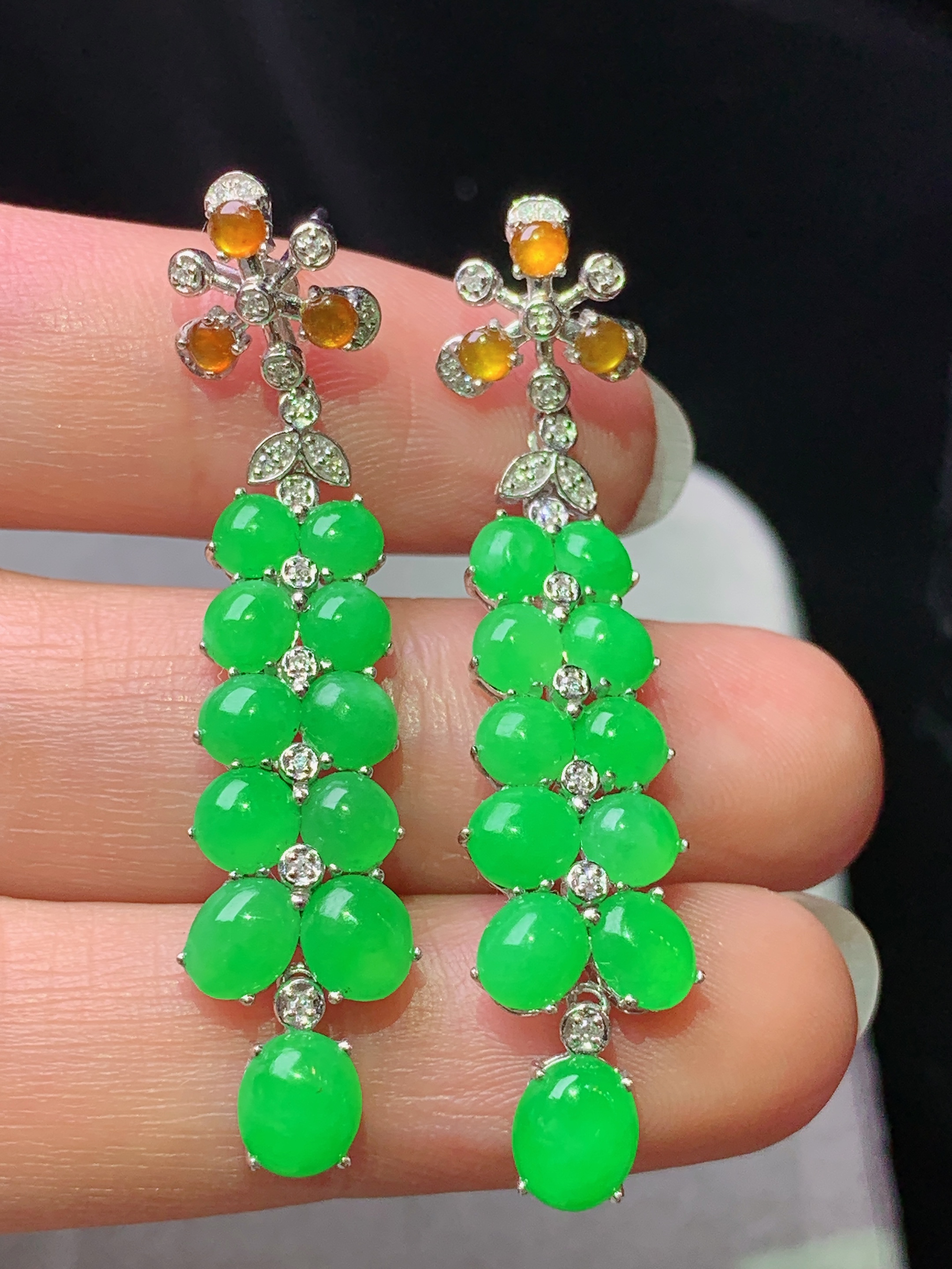 18k金钻镶嵌阳绿蛋面耳坠 玉质细腻 色泽艳丽清新 水润亮眼 整体尺寸46*10*4x2