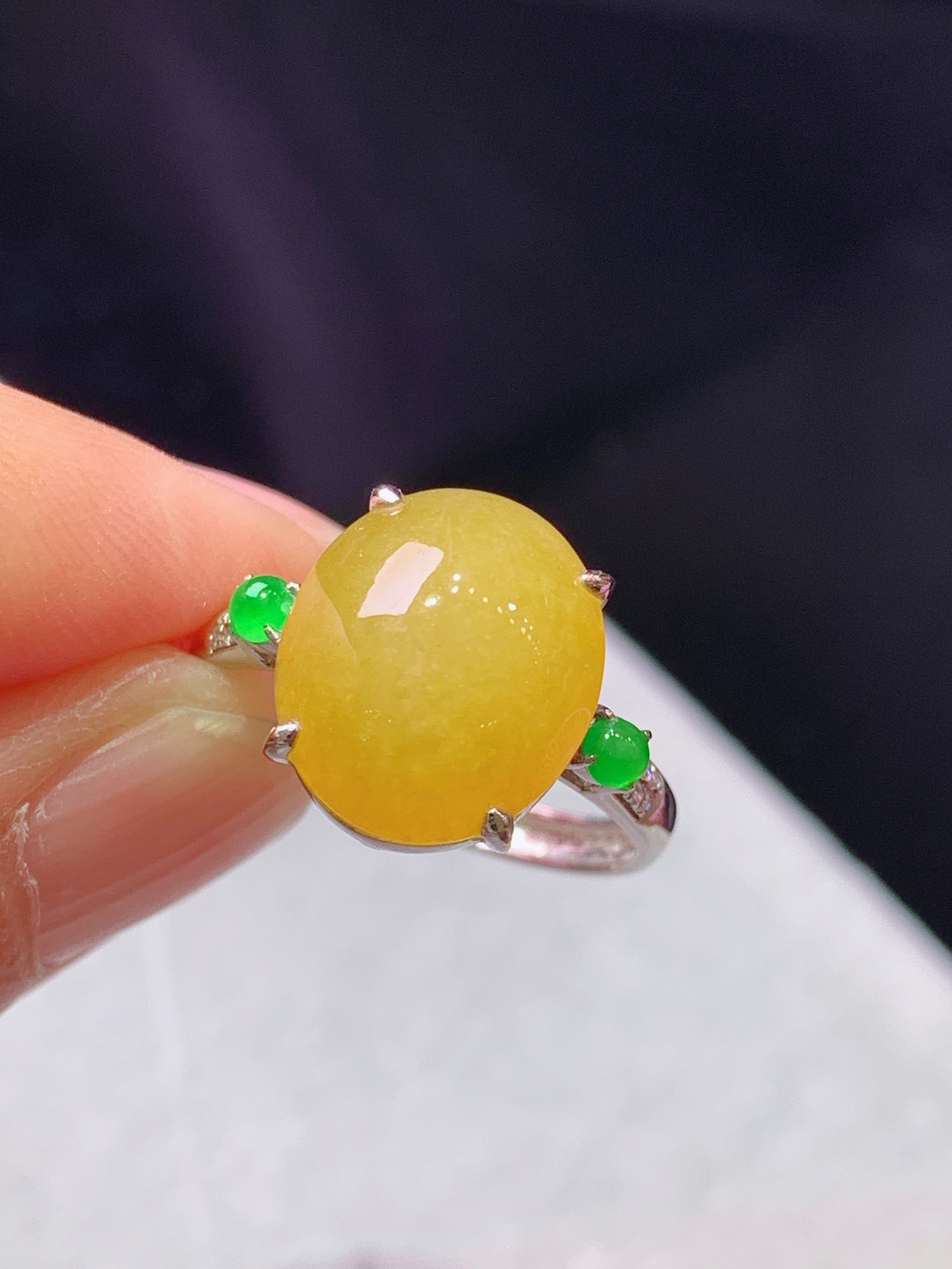 18k金钻镶嵌黄翡蛋面戒指 玉质细腻 色泽艳丽清新 水润亮眼 圈口14 裸石尺寸12.6*10.5*6b1