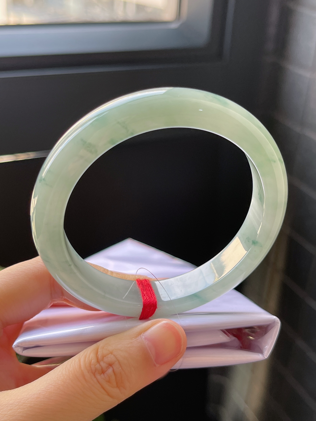 正圈56.8圈口，翡翠糯化种淡绿色手镯