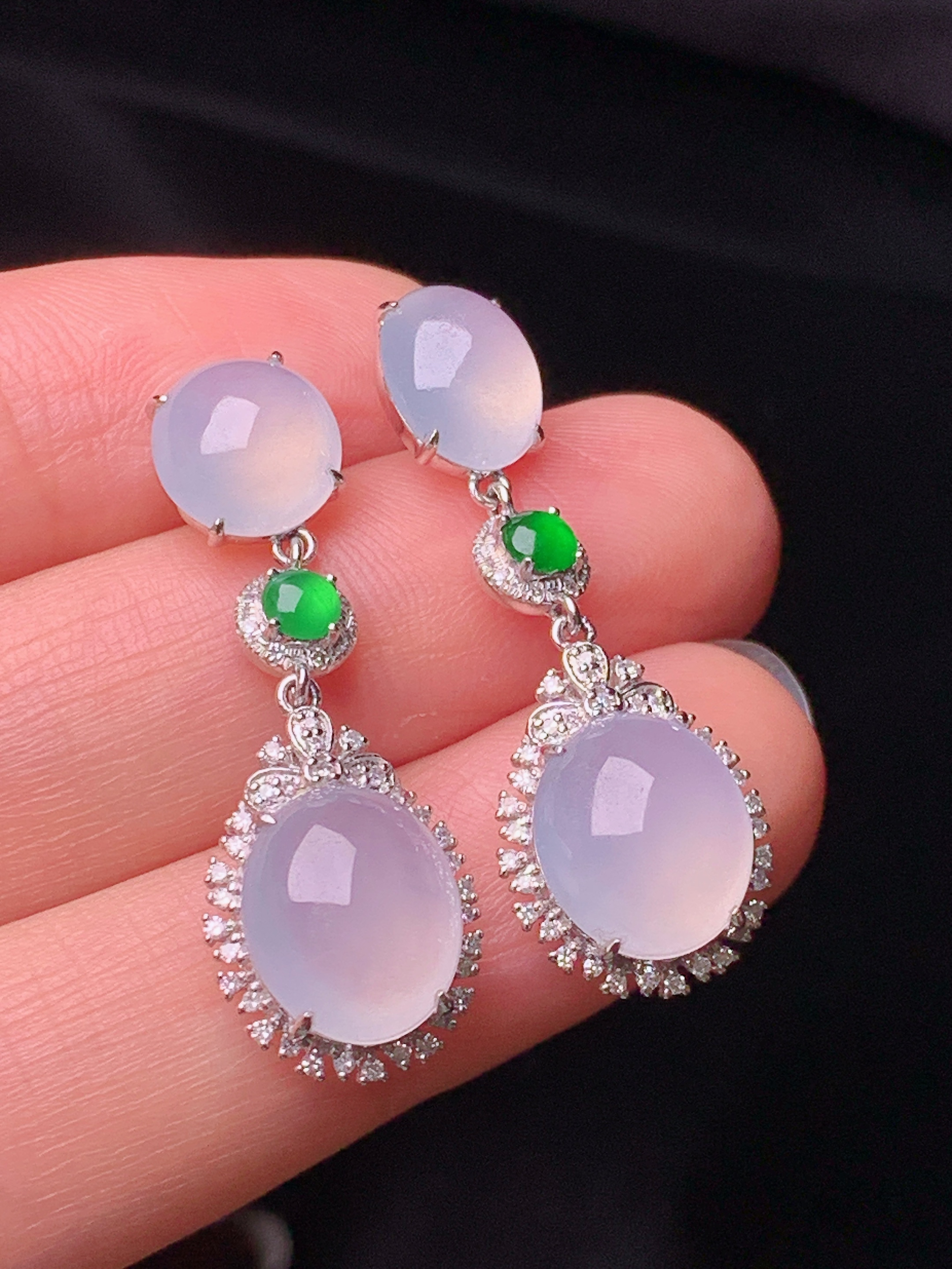 18k金钻镶嵌冰种蛋面耳坠 玉质细腻 色泽艳丽清新 水润亮眼 整体尺寸32.2*11*7x2