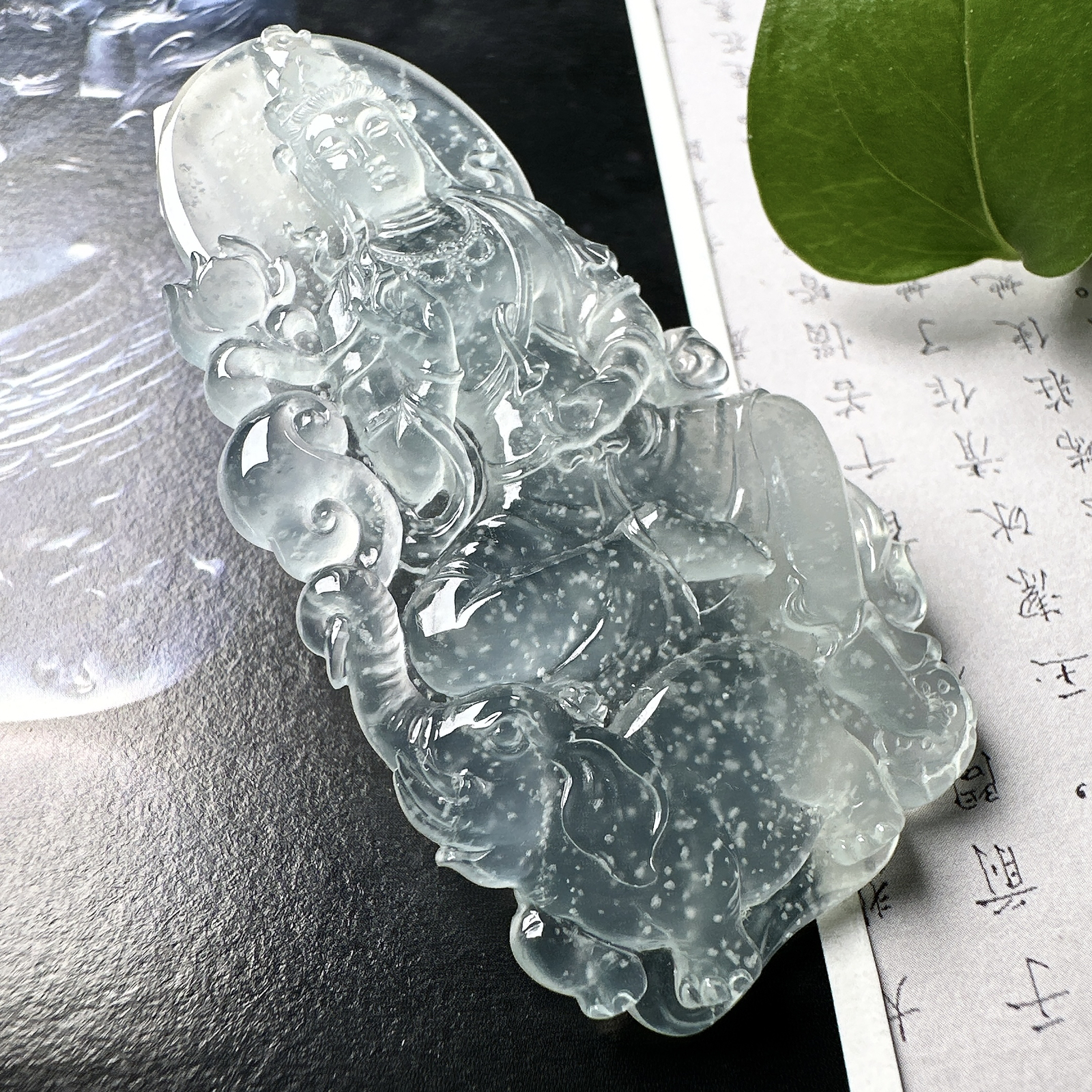 【玻璃种雪花棉普贤菩萨】木那老坑料，种老质地细腻，冰润纯净，光感好。雕工精美，是生肖龙、蛇的守护神