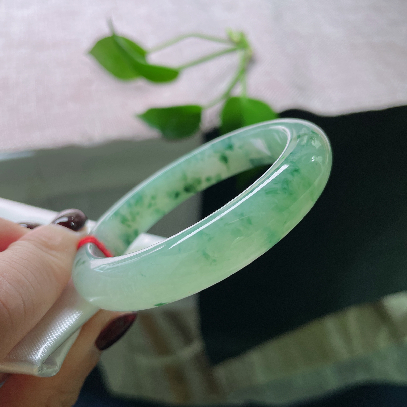 54.8/12/8.2，飘花正圈，花色分布疏密有致，如晴空薄雾，衬花如游鱼。一点皮纹，ss50031a..