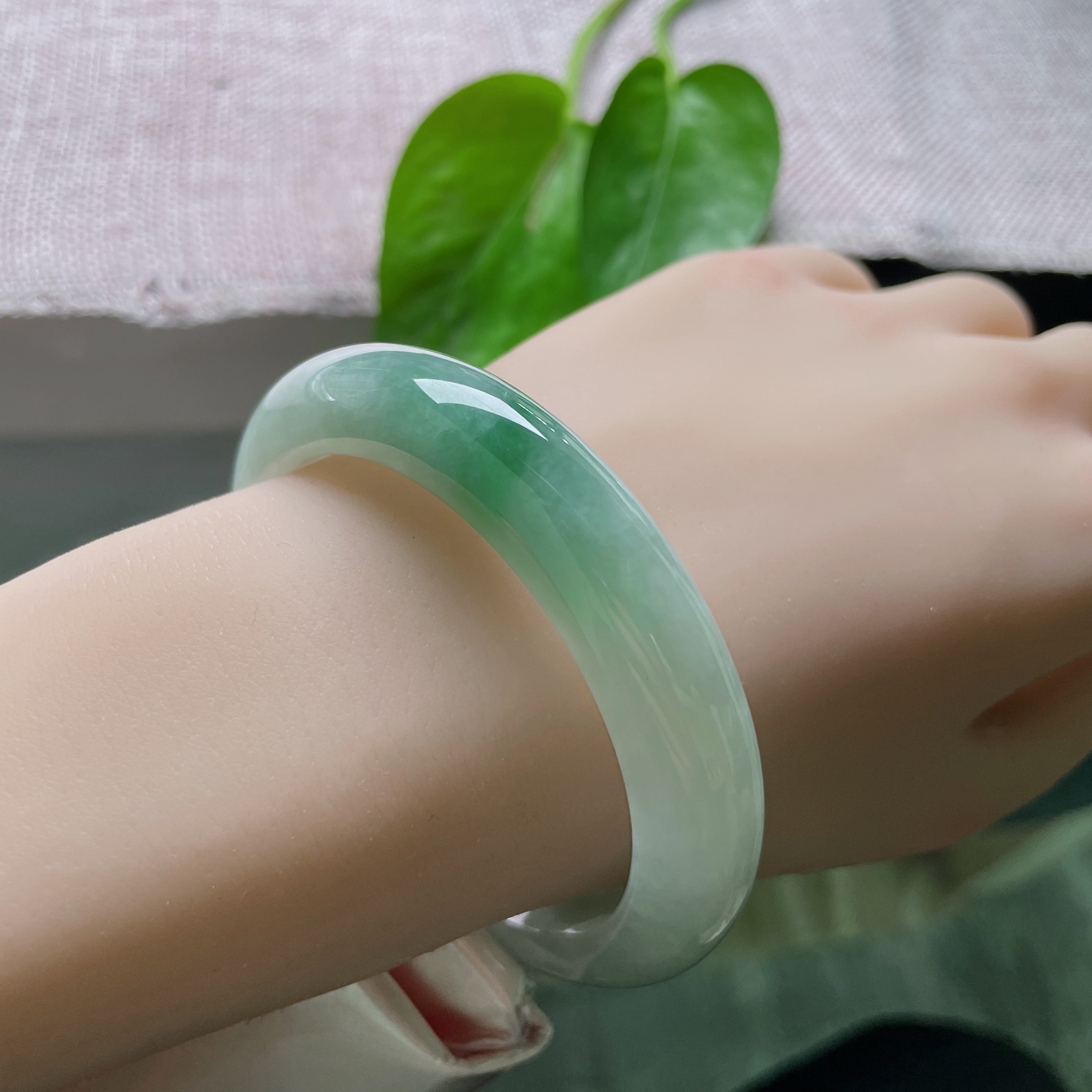 56/12.1/8.9，绿底正圈，一抹飘色增添几分韵味，种老，底子细腻，色纹，ss48469a..