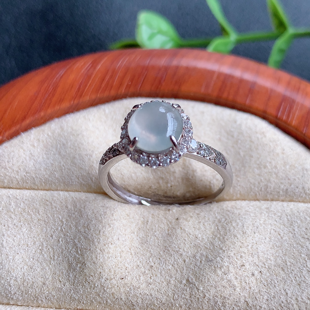 冰翡翠925银镶嵌蛋面指环，自然光实拍，翠色灵动，颜色漂亮，种老水足，品相佳，佩戴佳品！W815.27 内圈尺寸：17.5-10.5-7.3mm  裸石尺寸：7.5-6.8mm