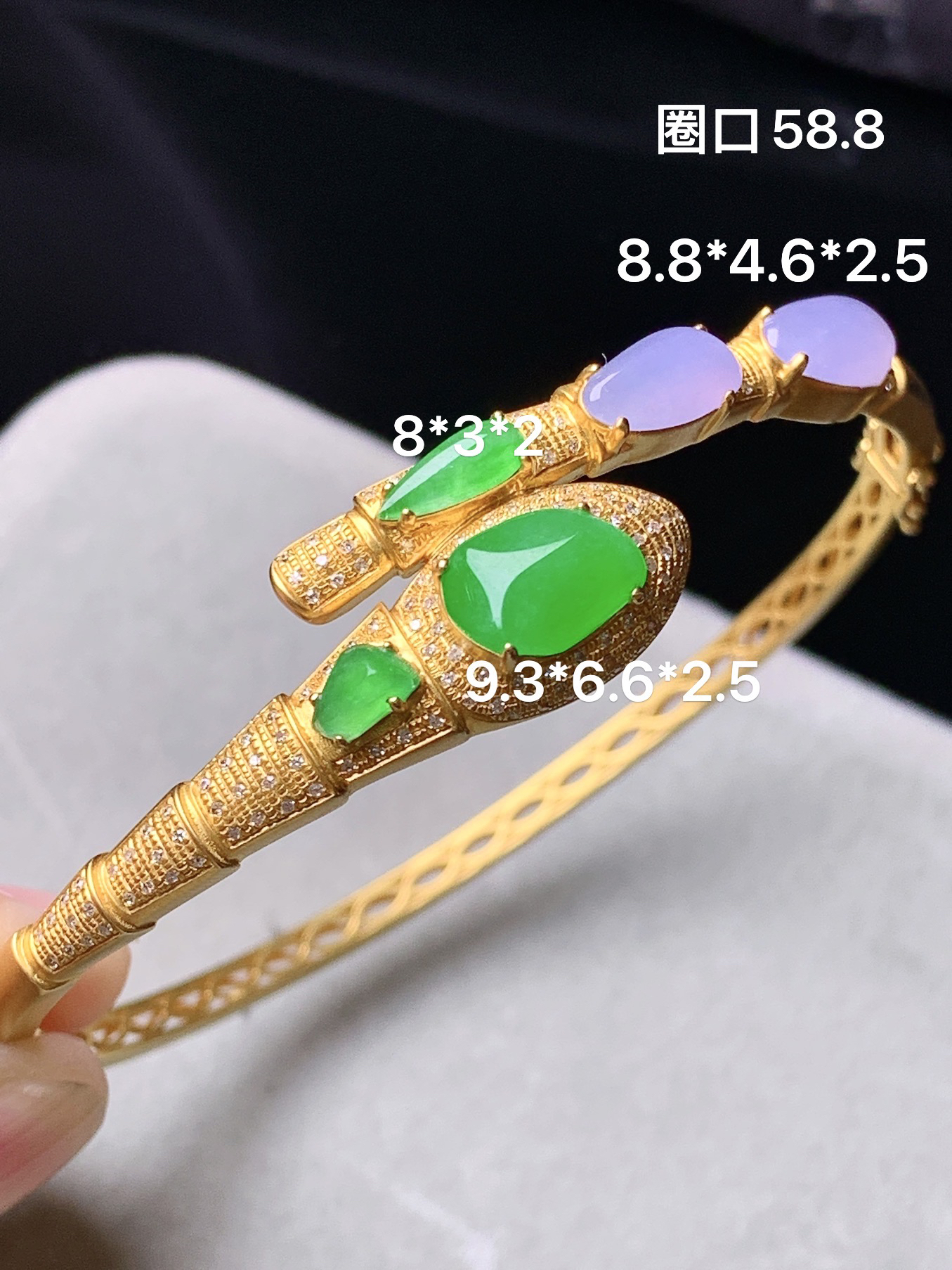 18k金钻镶嵌冰阳绿随形搭配紫罗兰随形手镯 玉质细腻 色泽艳丽清新 水润亮眼 圈口58.8 裸石尺寸8.8*4.6*2.5