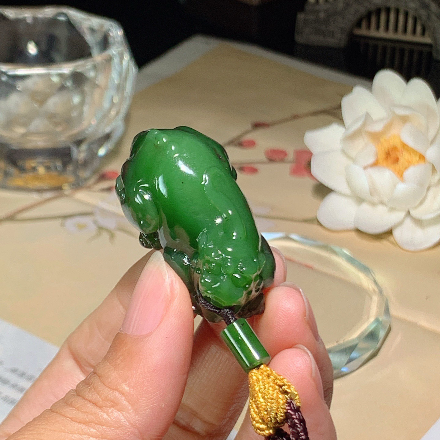 和田玉红皮料阳绿俄罗斯碧玉招财貔貅挂件。尺寸40/21/21重33克 玉质细腻油润。手推出油。佩戴高端典雅。lt260428