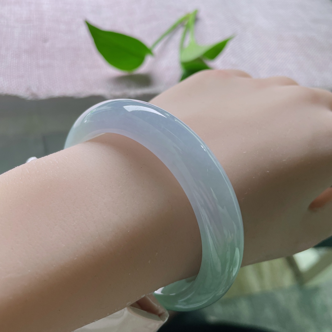 54.6/12.3/8.5春彩正圈，水润细腻，也是朝霞浸染远山，山间沁出的翠色。无裂，ss51742a