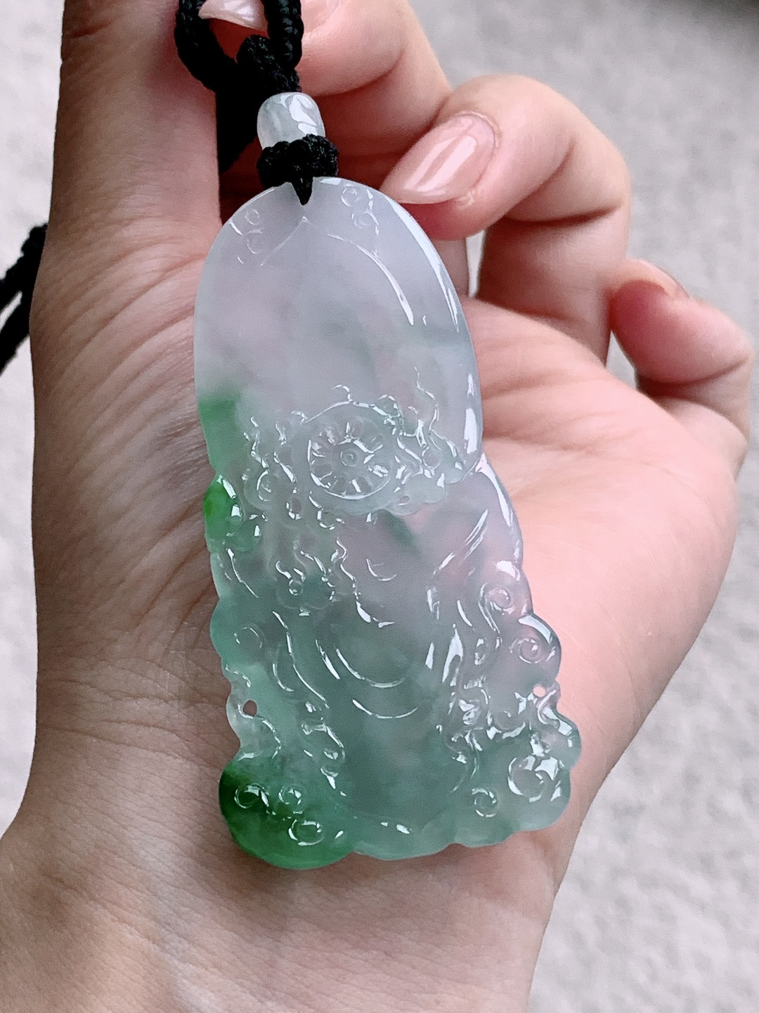 冰飘绿花自在观音牌吊坠，缅料，无裂，性比高，飘花，冰润满胶，细腻，水头足，俏色巧雕，67.4/33.4/8，34克，编号