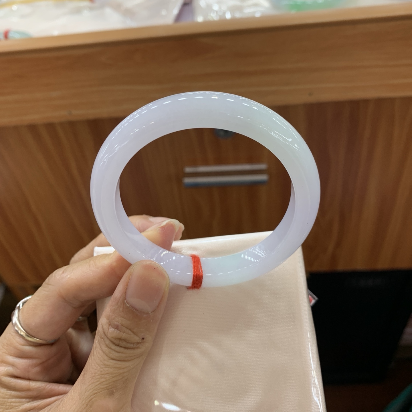 042703MMJ，春带彩正圈翡翠手镯，53.8-10-7.8