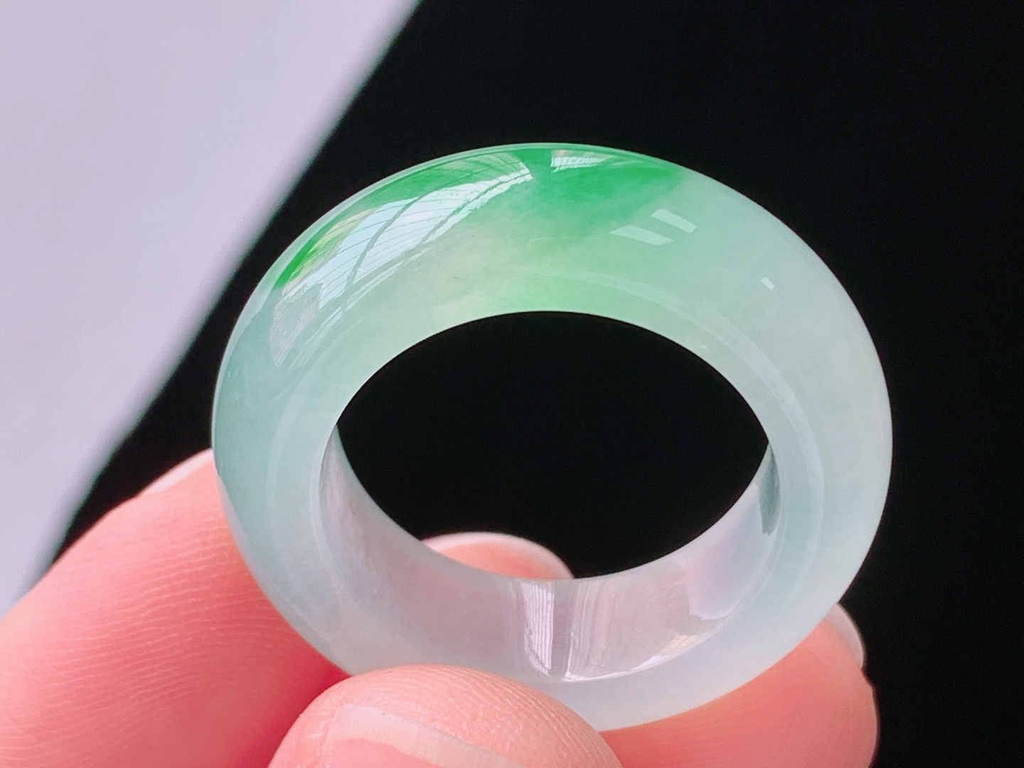 冰飘绿指环，翠色鲜艳，胶感十足，无裂，尺寸:圈口18/18.3-7.3-4.6mm，25 Z