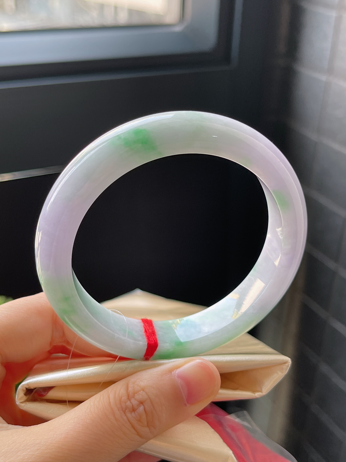 正圈57.7圈口，翡翠糯化种淡紫色春带彩手镯