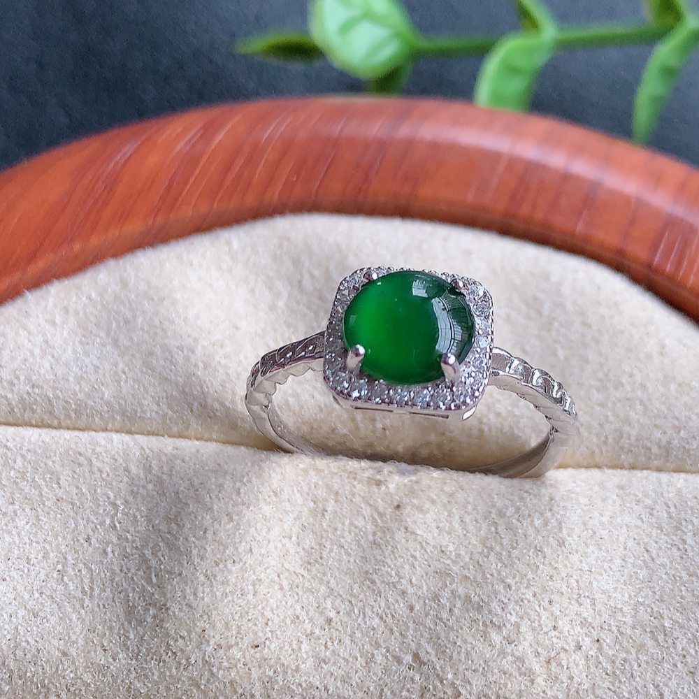 冰润满绿精美环形翡翠戒指  玉质细腻  冰清玉润  飘花灵动  颜色漂亮  W815.27  内径尺寸：18-8.8-5mm  裸石尺寸：7mm