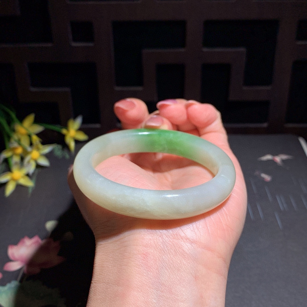 和田玉55圈翠青手镯！玉质细腻油润 底色纯净 无裂无黑 脂粉好，品质高