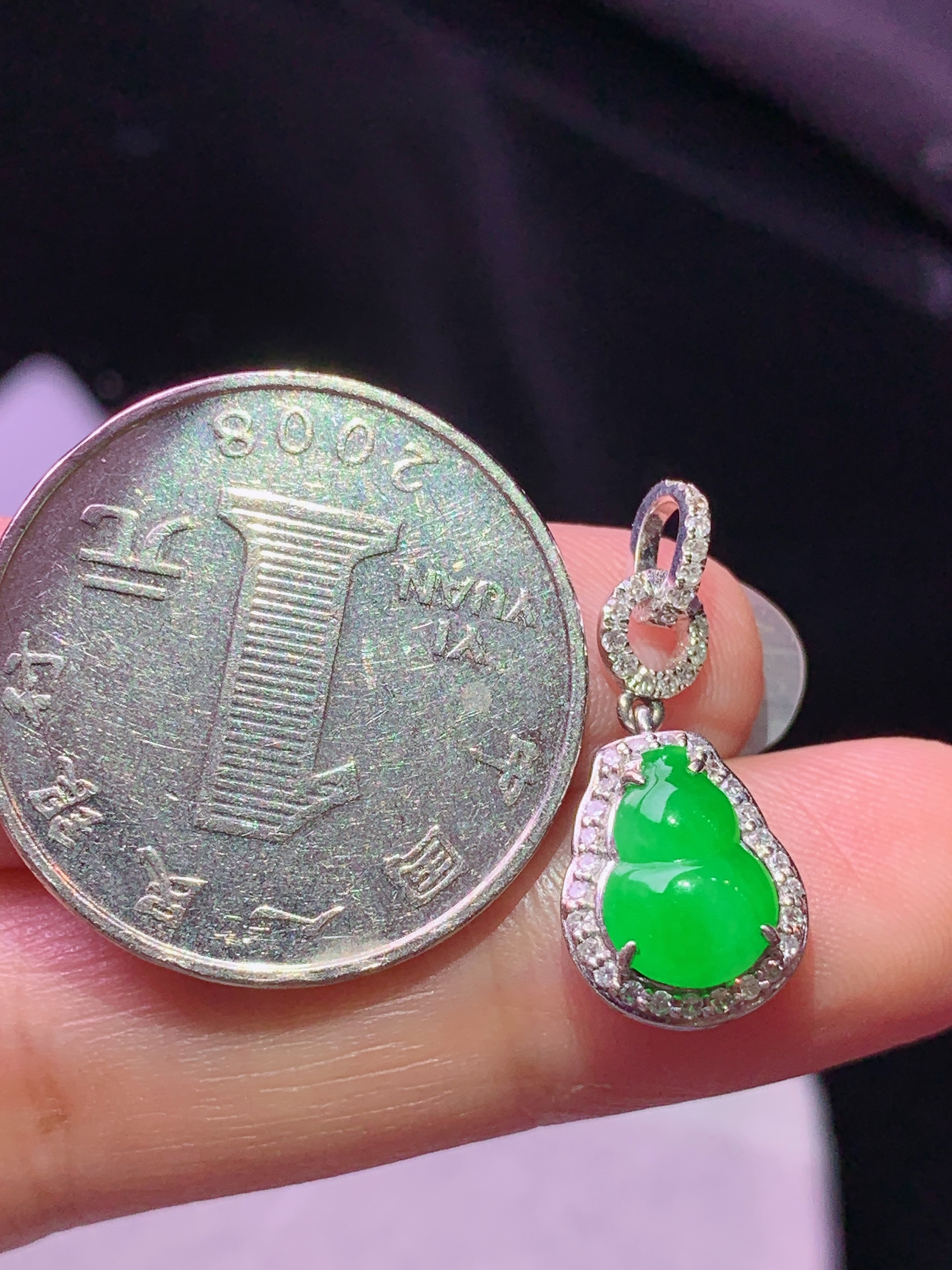 18k金钻镶嵌阳绿葫芦吊坠 玉质细腻 色泽艳丽清新 水润亮眼 整体尺寸23*9.7*6.2m2