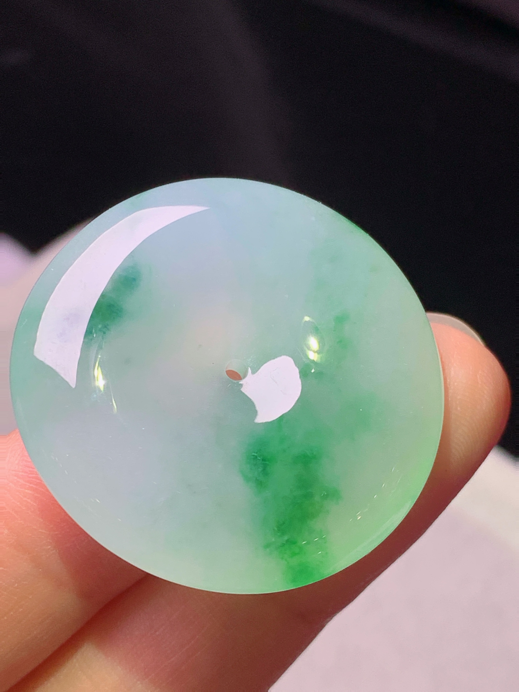 飘绿平安扣吊坠 玉质细腻 色泽艳丽清新 水润亮眼 整体尺寸31.5*8x1