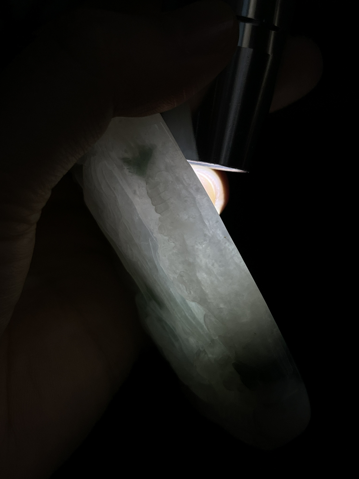 翡翠糯化种飘绿吊坠，配珠未测