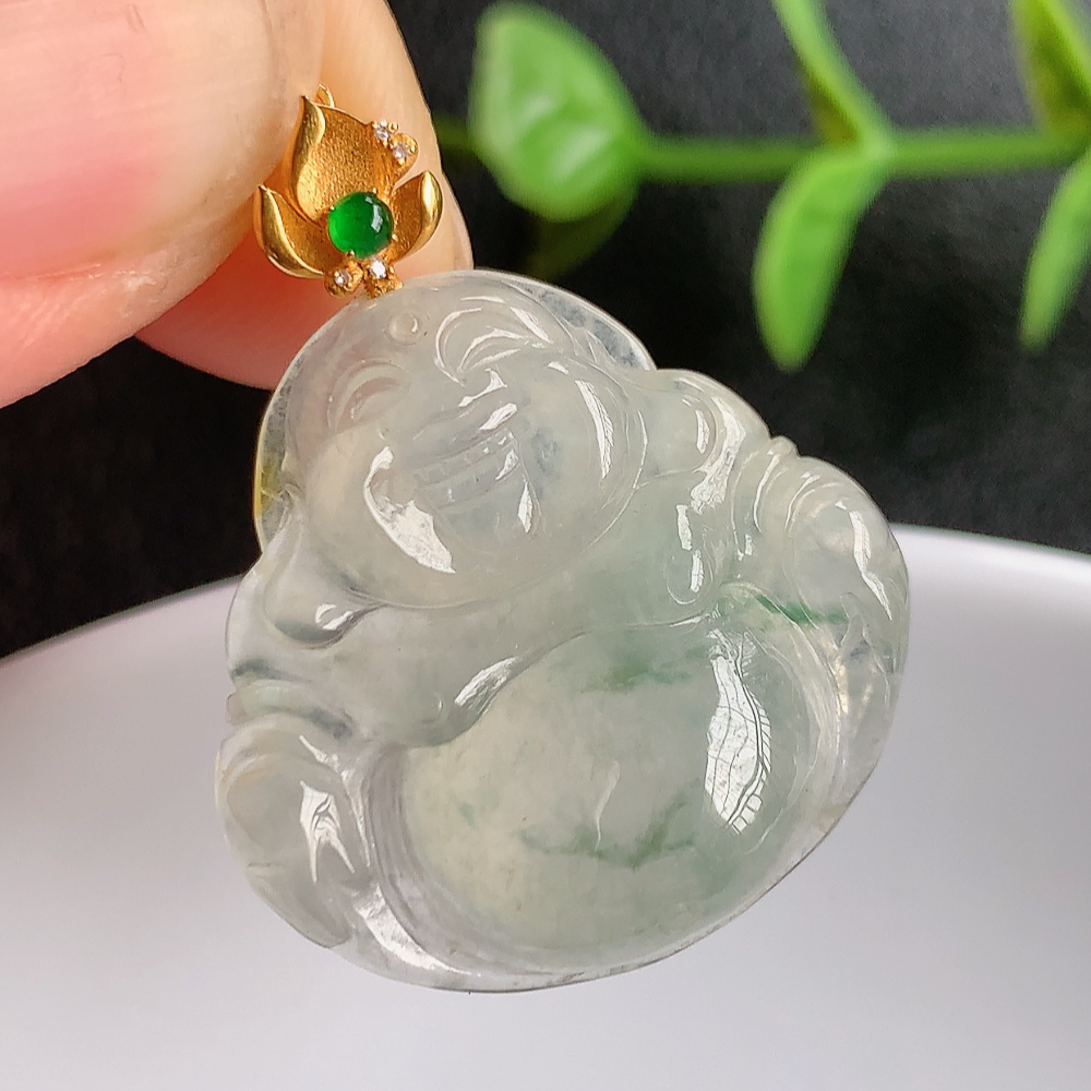 18k金扣冰润飘花佛公挂件 玉质细腻  精雕弥勒佛，笑佛福耳垂肩，面相喜庆，开怀大笑，憨态可掬。惟妙惟肖，寓意福禄双全，吉祥美满，笑口常开 W03.27  尺寸：23-23.5-6mm