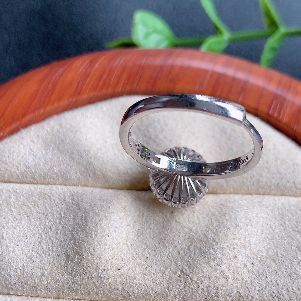 冰翡翠925银镶嵌蛋面指环，自然光实拍，翠色灵动，颜色漂亮，种老水足，品相佳，佩戴佳品！W815.27 内圈尺寸：17.5-10.5-7.3mm  裸石尺寸：7.5-6.8mm