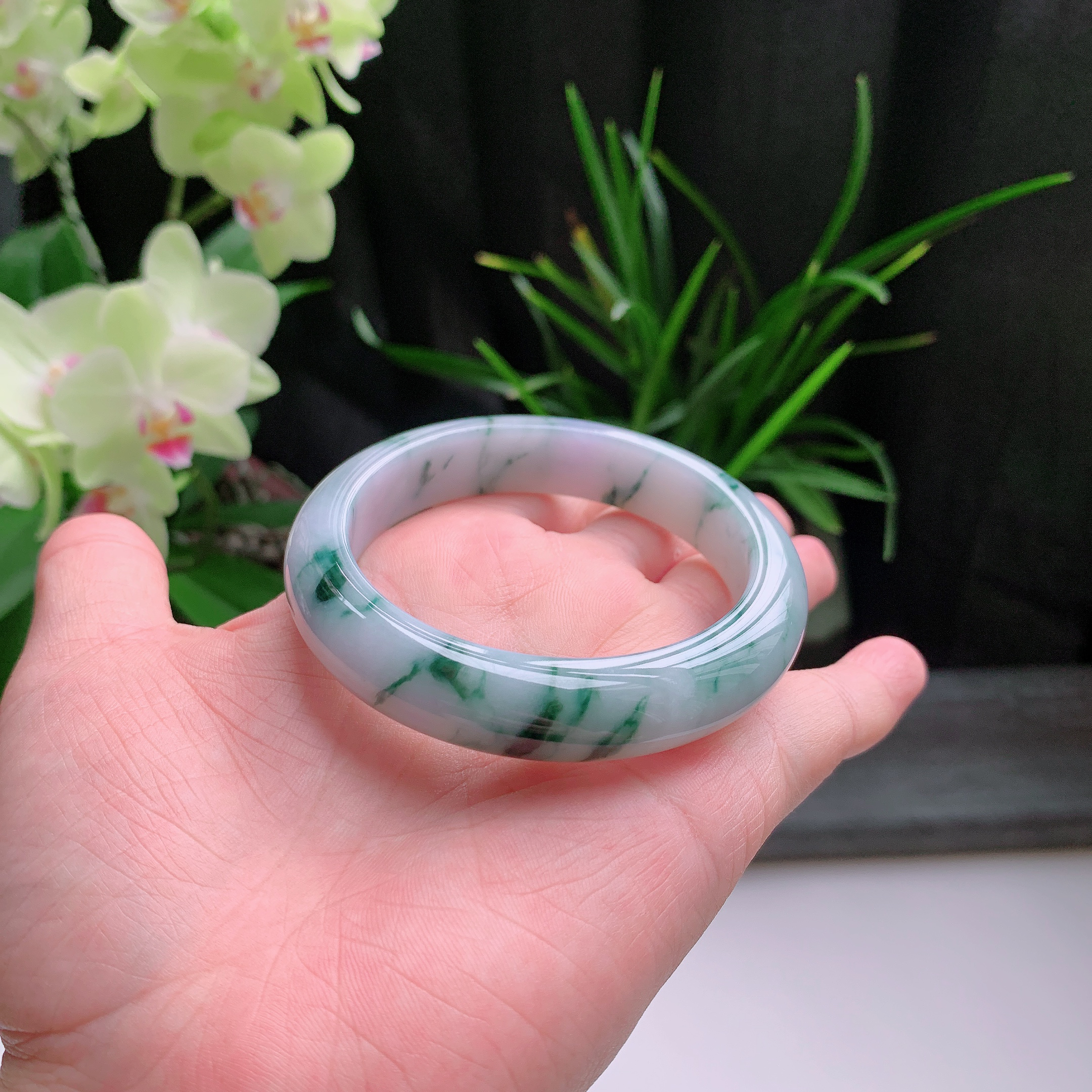 正圈56圈口，天然A货翡翠冰糯种水润淡紫飘绿玉手镯，水润秀丽，飘花灵动，种水十足，视觉甜美可人，恰到好处的美，十分高雅耐看，条形优美，上手优雅大方。63.95
