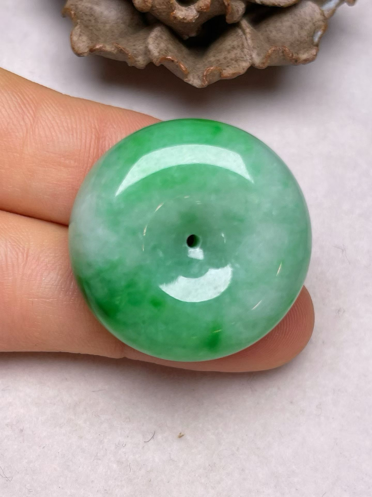 冰糯种辣色【平安扣】吊坠、种水好，玉质细腻 ，卖相好.