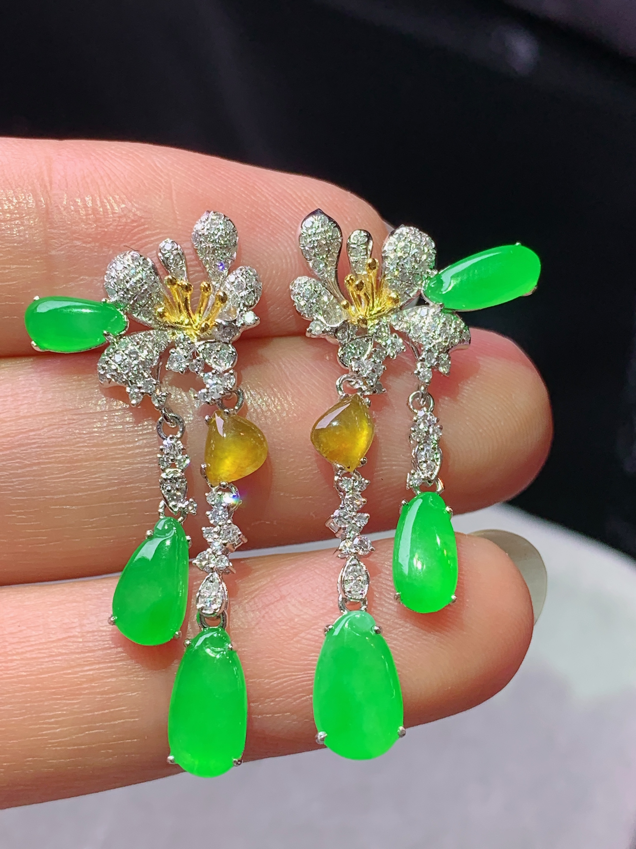 18k金钻镶嵌冰阳绿福瓜耳坠 玉质细腻 色泽艳丽清新 水润亮眼 整体尺寸34.5*14.2*3x2