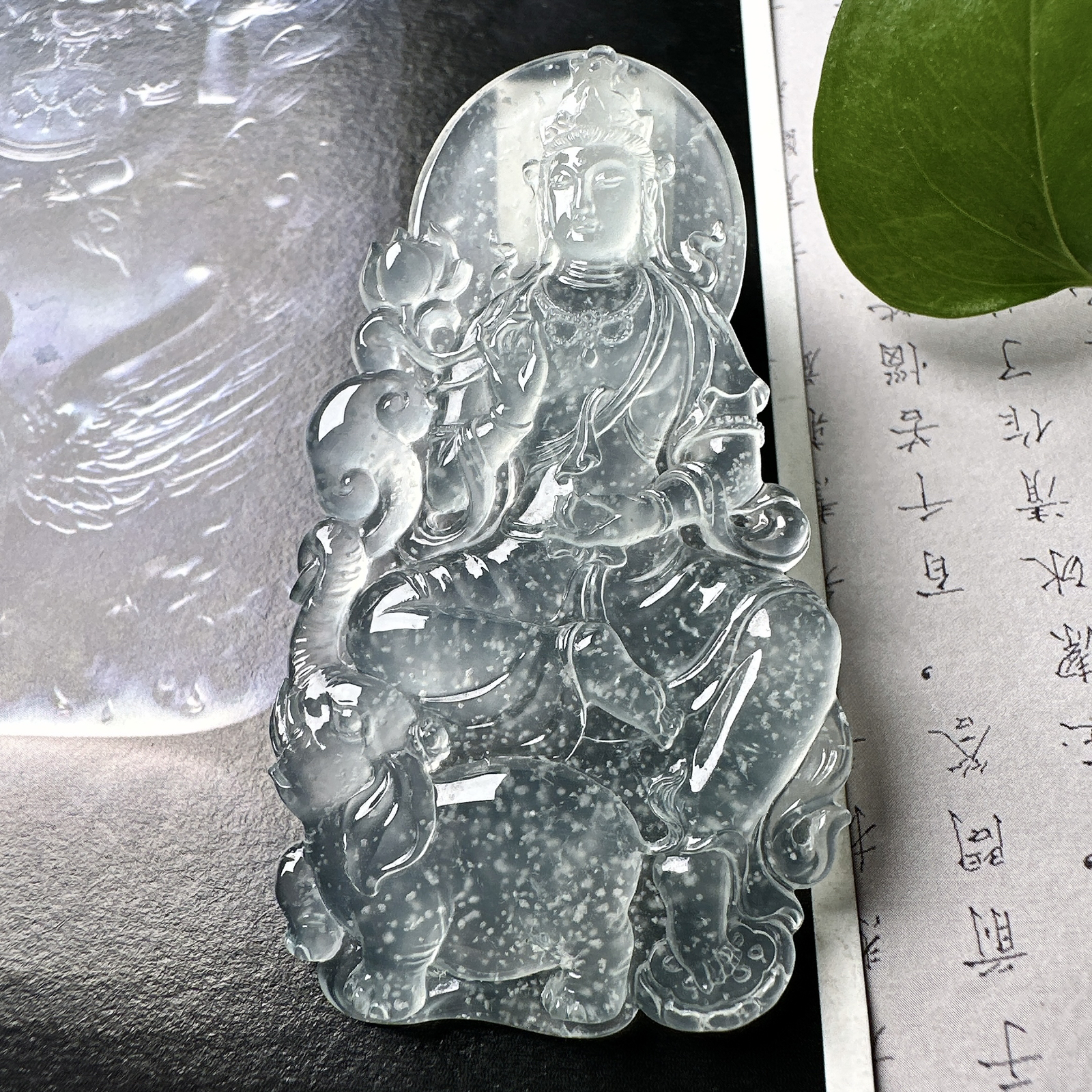 【玻璃种雪花棉普贤菩萨】木那老坑料，种老质地细腻，冰润纯净，光感好。雕工精美，是生肖龙、蛇的守护神