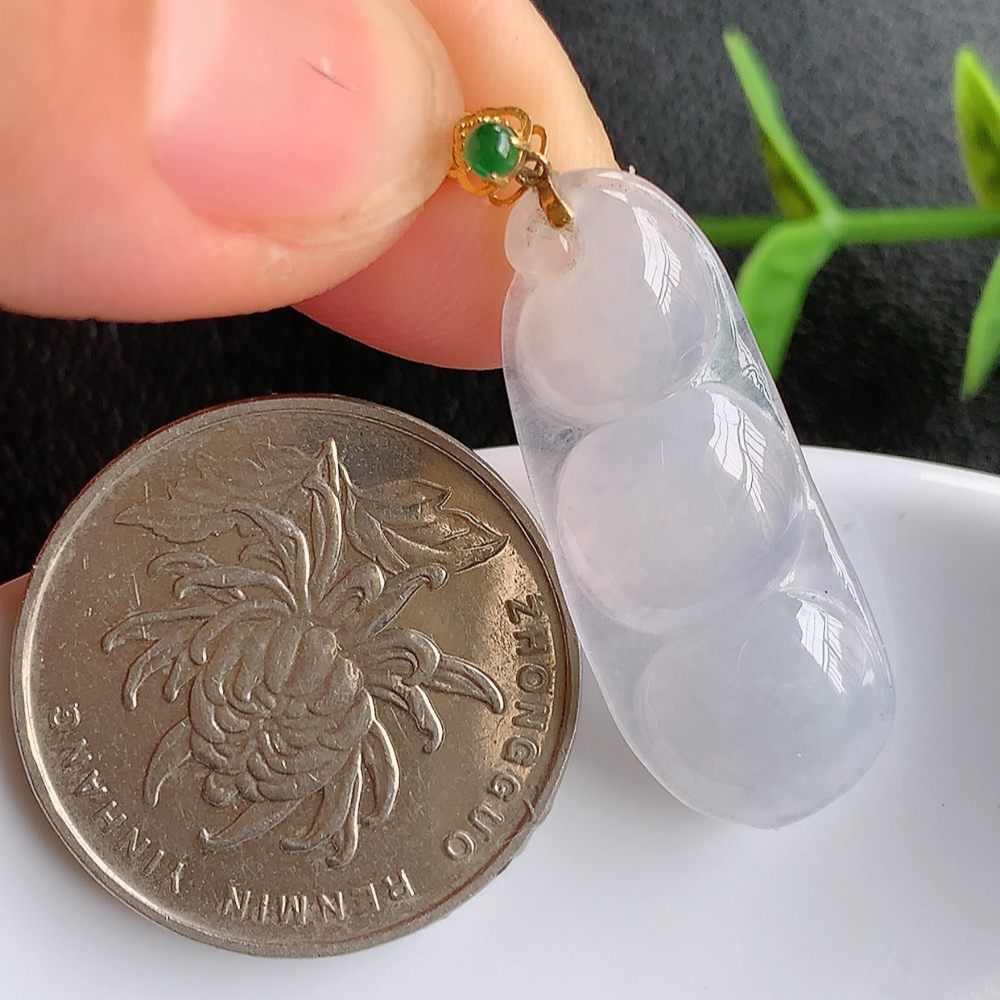 18k金扣冰润福豆翡翠挂件，老种飘花  冰清玉洁  胶感十足  寓意“四季平安，福气满满”颜色鲜艳，清新自然，饱满通透   W03.27  尺寸：30.3-11.8-3.8mm