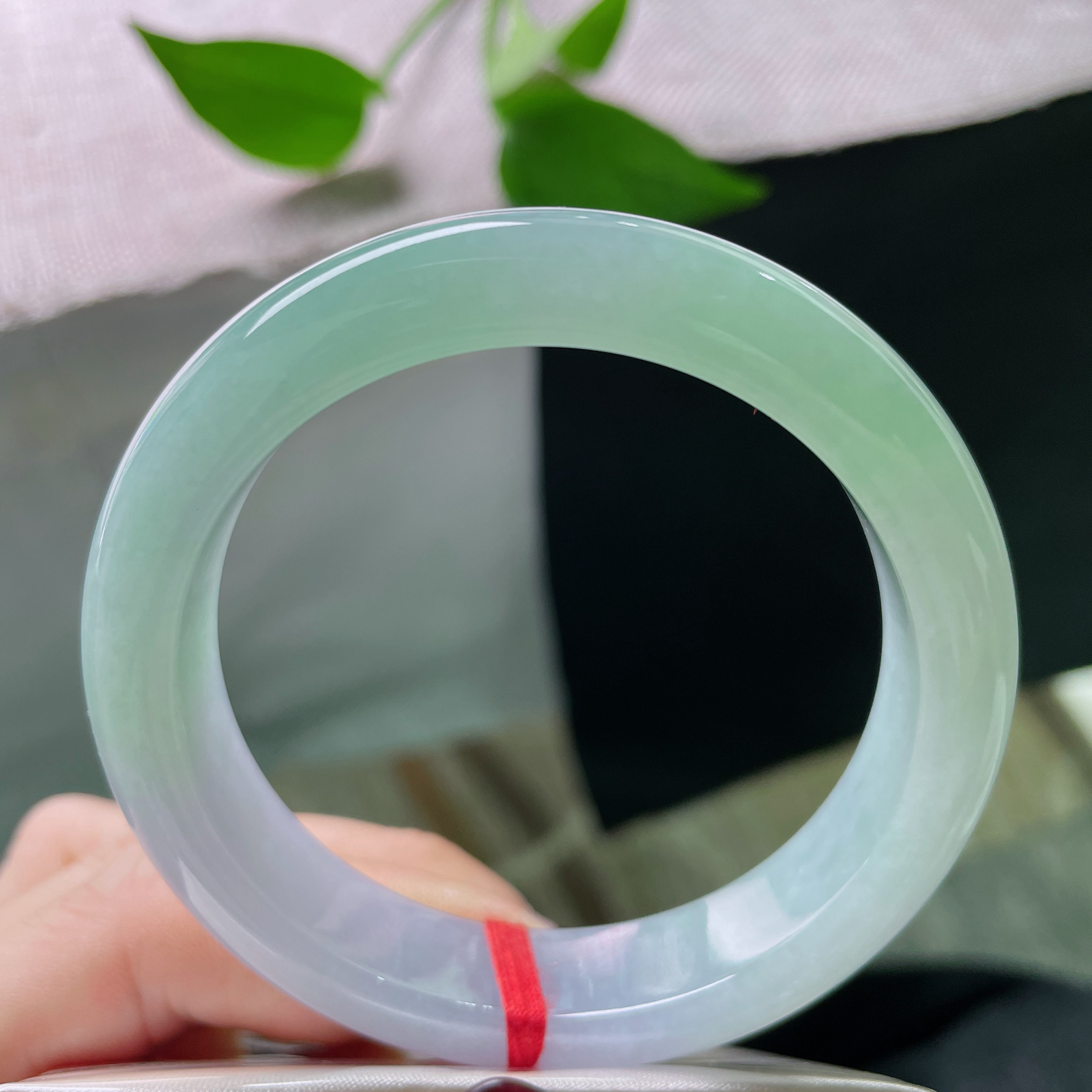 54.6/12.3/8.5春彩正圈，水润细腻，也是朝霞浸染远山，山间沁出的翠色。ss51742a..