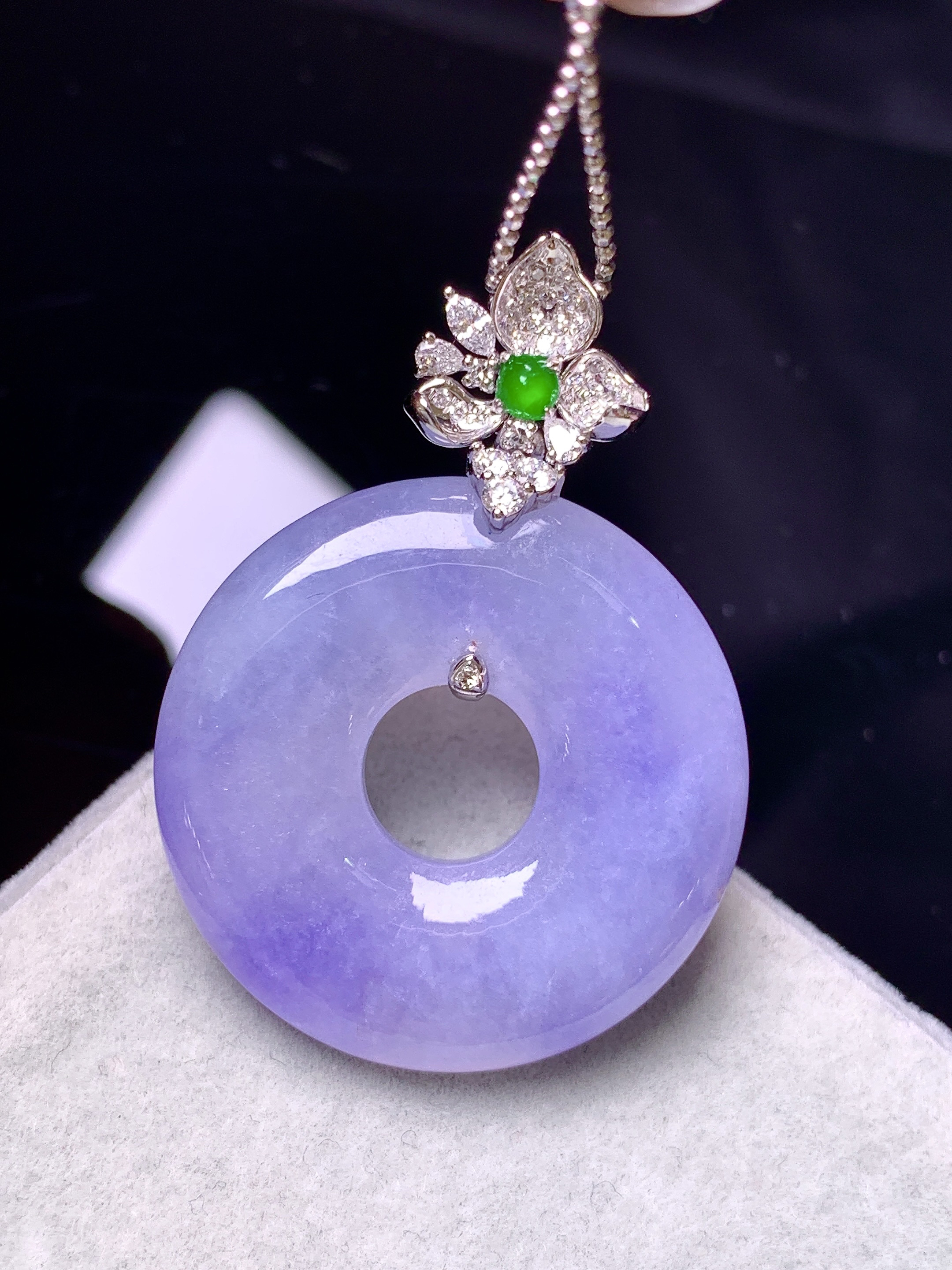 18k金钻镶嵌紫罗兰平安环吊坠 玉质细腻 色泽艳丽清新 水润亮眼 整体尺寸38*27*5.5b1