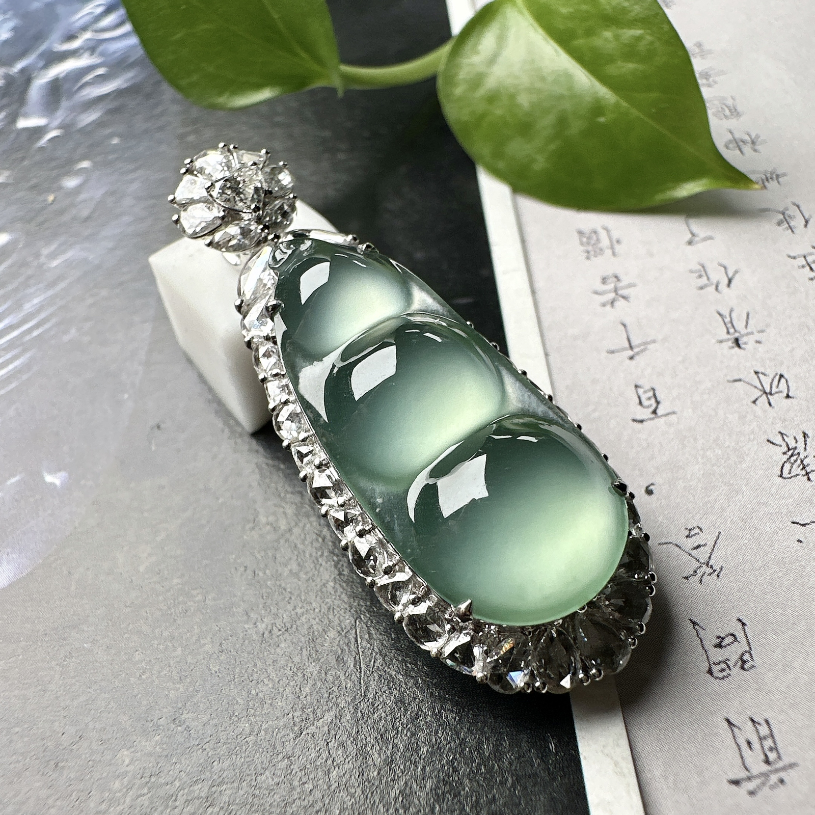 【冰种晴绿福豆吊坠】种地上乘，冰感十足，通透起光，饱满圆润，收藏品质，18k金钻镶嵌，裸石尺寸26.