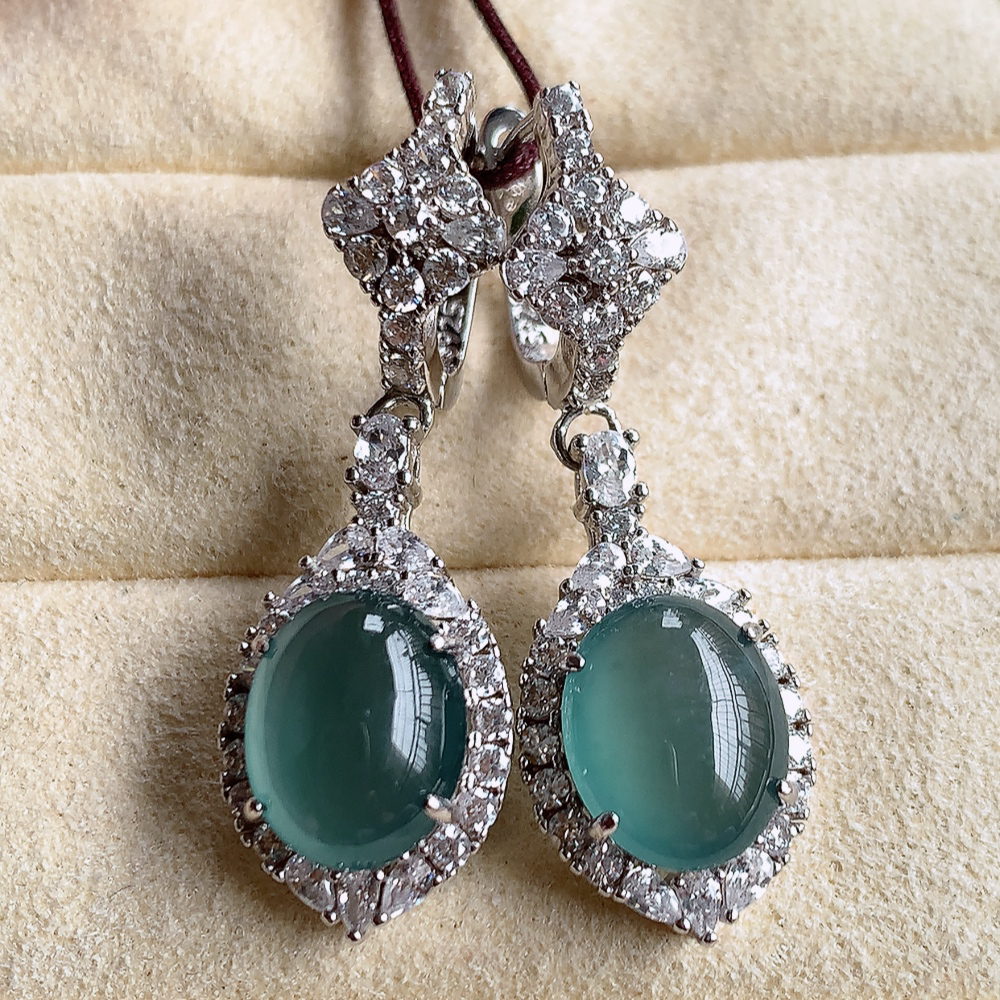 冰晴水翡翠925银镶嵌蛋面耳坠，自然光实拍，翠色灵动，颜色漂亮，种老水足，品相佳，佩戴佳品！W815.27 取一整体尺寸：33-11.2-7.2mm  裸石尺寸：10-8mm